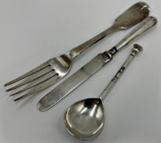 Silver seal top spoon with a fiddle table fork and butter knife, 5oz approx