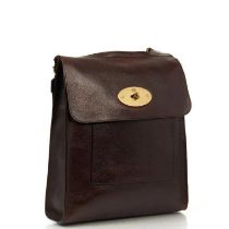 A Mulberry Antony large messenger bag in brown calfskin leather with gold-tone hardware and