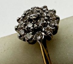 18ct flower head diamond cluster ring, fitted with 19 stones, size K, 3.6g