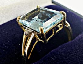 14k aquamarine ring, 2ct stone flanked by two chip diamonds, size O, 2.1g