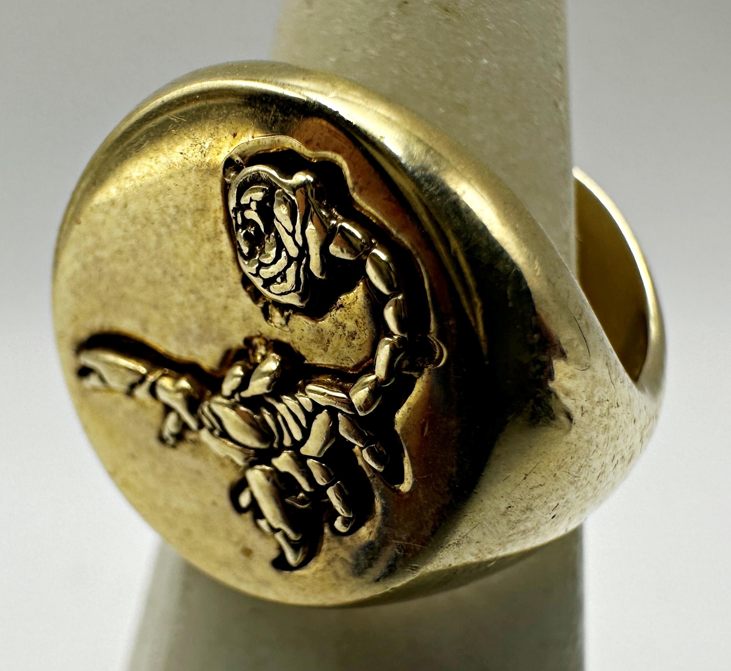 Antique 9ct and paste set crossover ring, size R, 1.6g, with a further yellow metal child's Celtic - Image 3 of 4