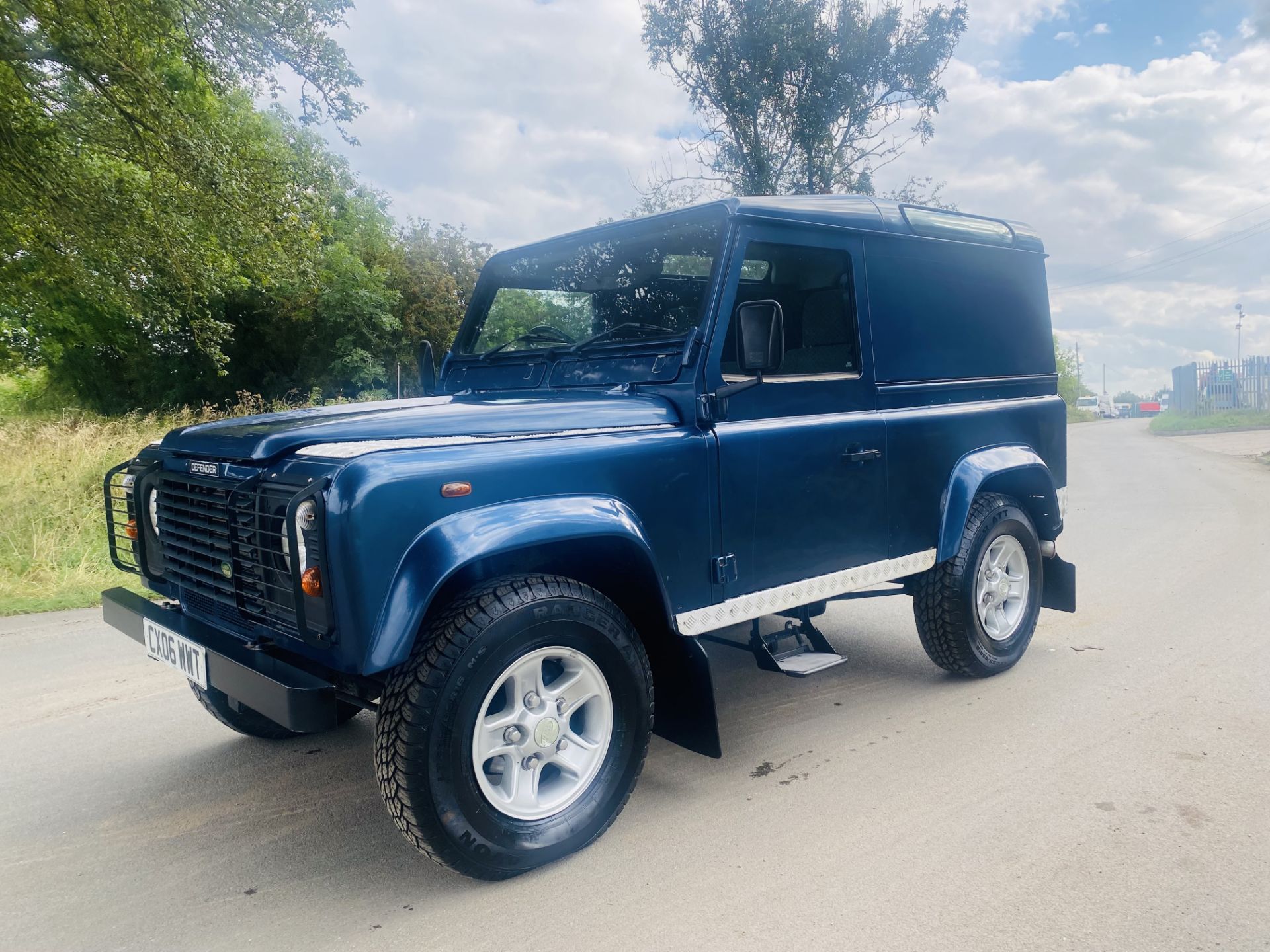 LANDROVER DEFENDER 90 "COUNTY"HARD TOP "TD5" 2.5 (06 REG) ONLY 78K MILES WITH HISTORY (NO VAT) - Image 2 of 25