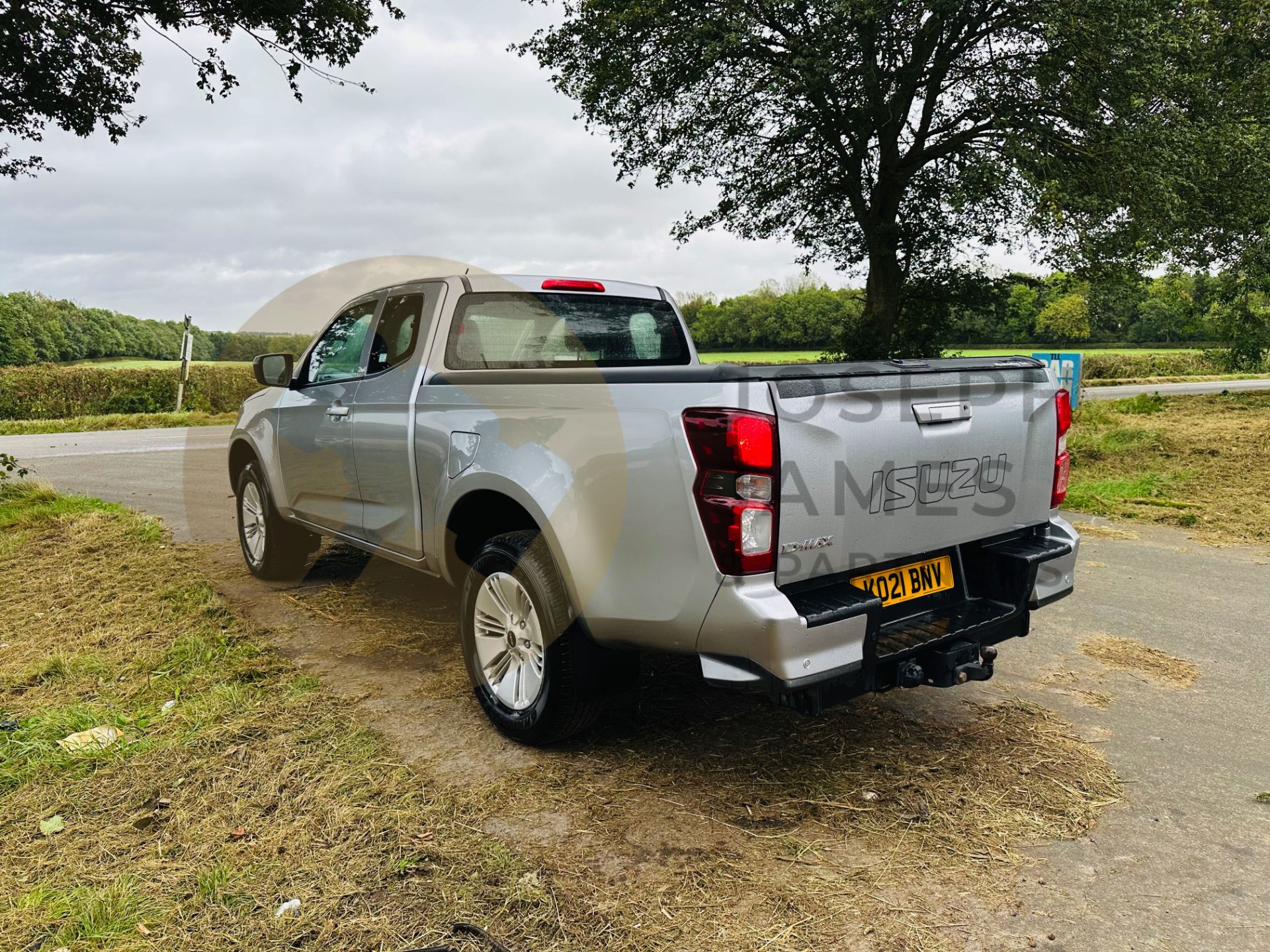 ISUZU D-MAX *SUPER CAB PICK-UP* (2021 - FACELIFT MODEL) 1.9 TURBO DIESEL 'EURO 6' *1 OWNER FROM NEW* - Image 8 of 36