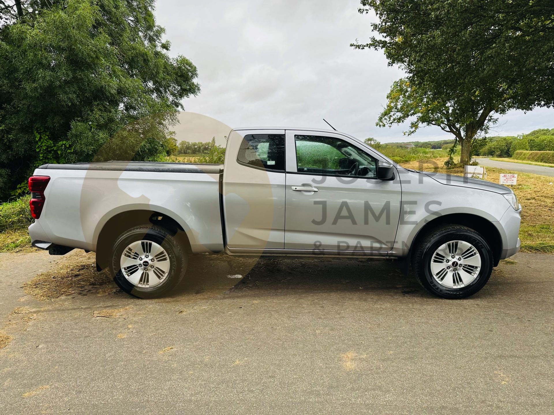 ISUZU D-MAX *SUPER CAB PICK-UP* (2021 - FACELIFT MODEL) 1.9 TURBO DIESEL 'EURO 6' *1 OWNER FROM NEW* - Image 12 of 36