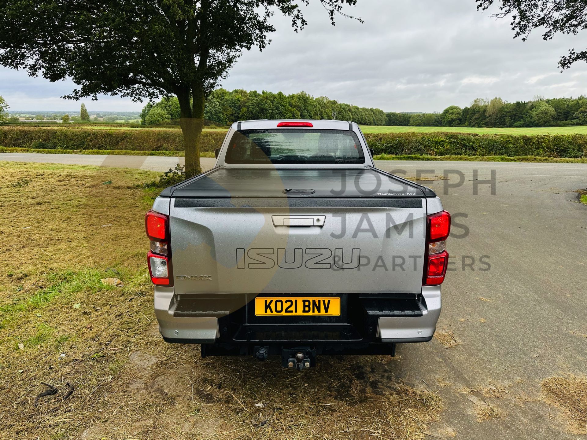 ISUZU D-MAX *SUPER CAB PICK-UP* (2021 - FACELIFT MODEL) 1.9 TURBO DIESEL 'EURO 6' *1 OWNER FROM NEW* - Image 9 of 36