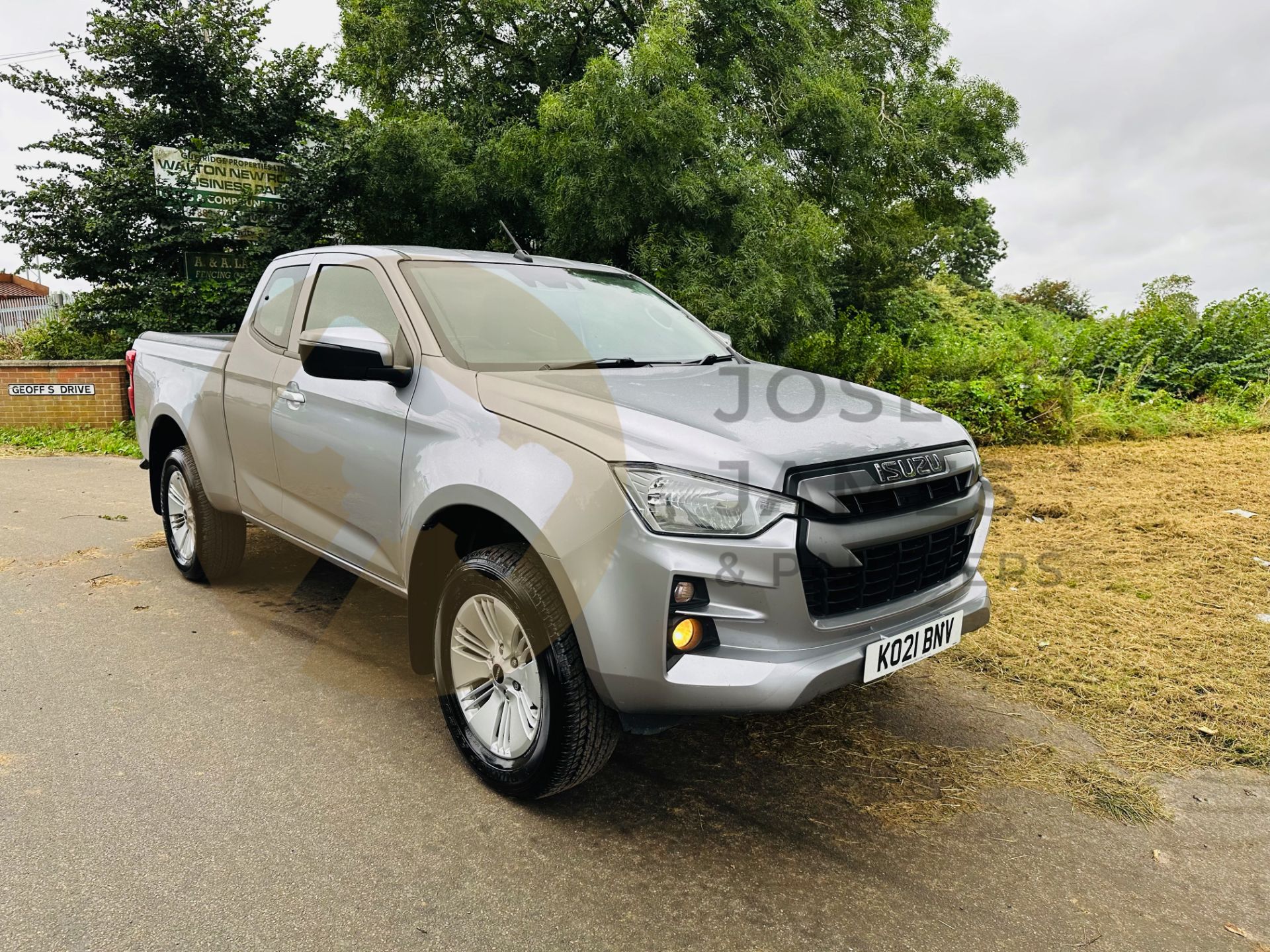 ISUZU D-MAX *SUPER CAB PICK-UP* (2021 - FACELIFT MODEL) 1.9 TURBO DIESEL 'EURO 6' *1 OWNER FROM NEW* - Image 2 of 36