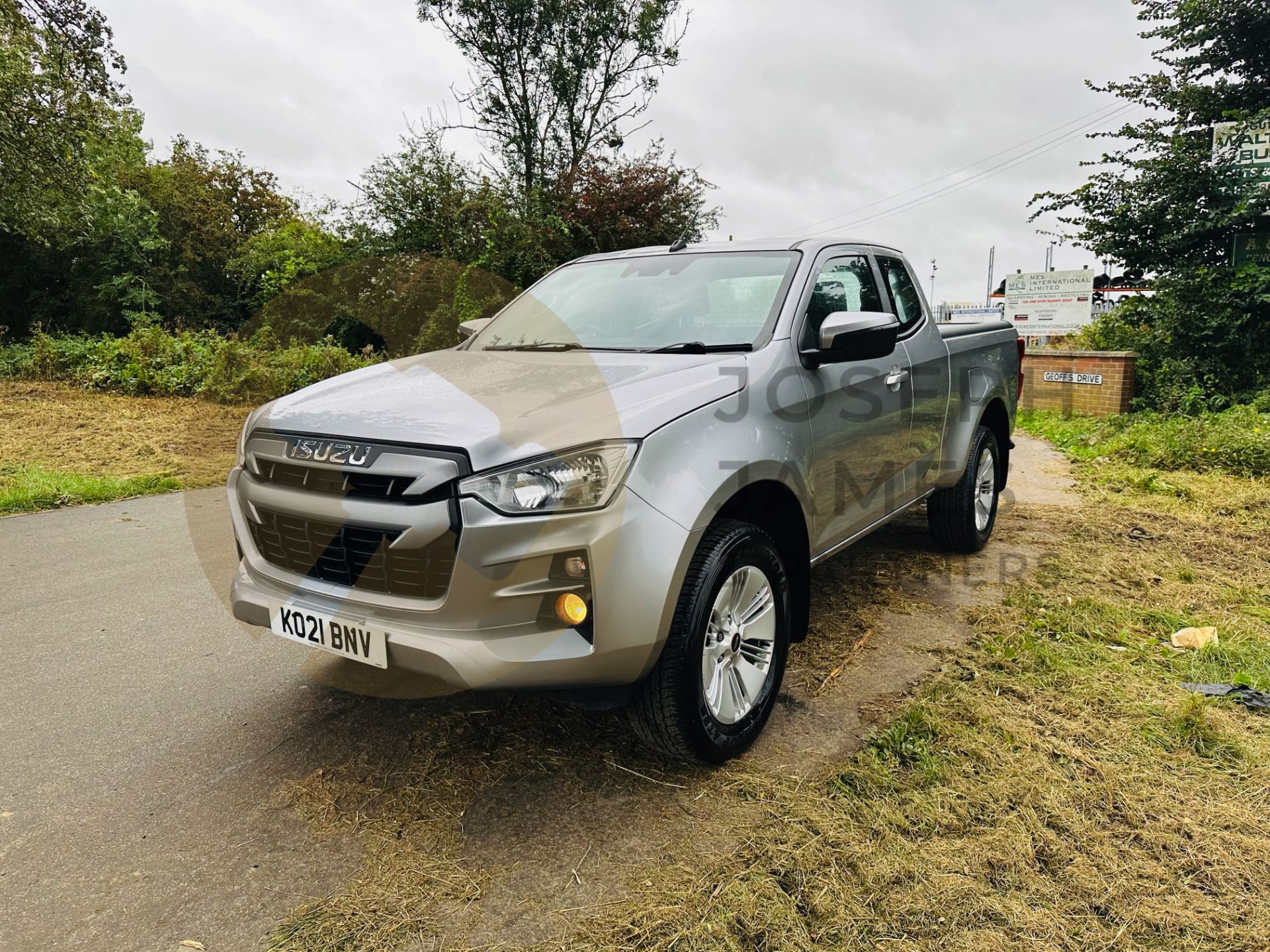ISUZU D-MAX *SUPER CAB PICK-UP* (2021 - FACELIFT MODEL) 1.9 TURBO DIESEL 'EURO 6' *1 OWNER FROM NEW* - Image 4 of 36