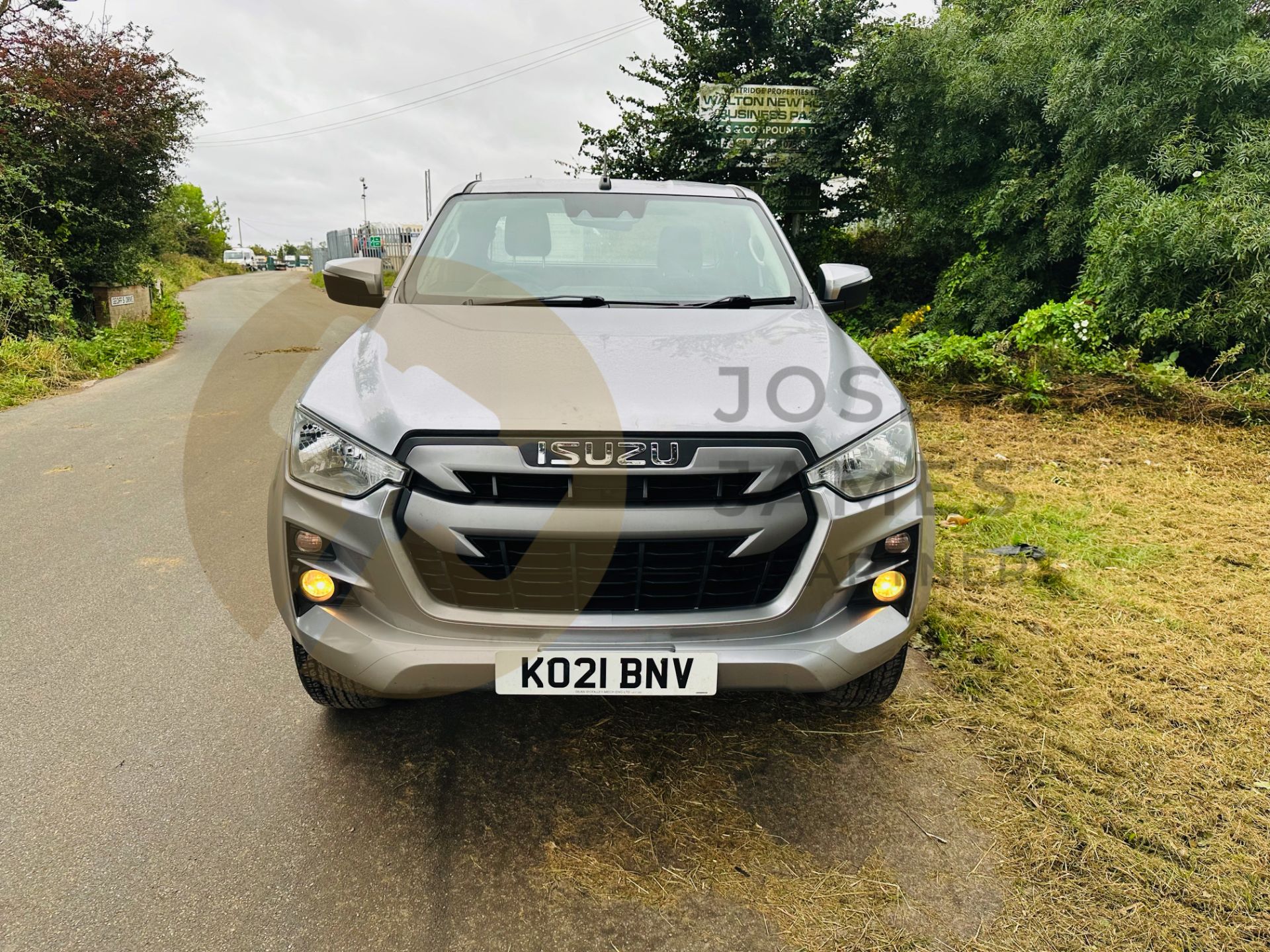 ISUZU D-MAX *SUPER CAB PICK-UP* (2021 - FACELIFT MODEL) 1.9 TURBO DIESEL 'EURO 6' *1 OWNER FROM NEW* - Image 3 of 36