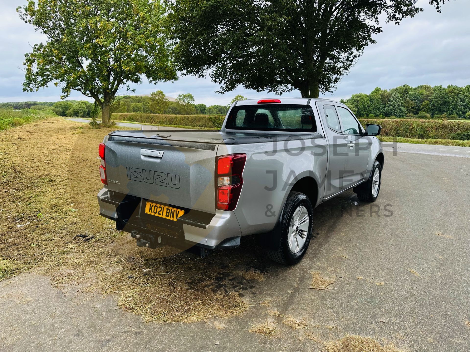 ISUZU D-MAX *SUPER CAB PICK-UP* (2021 - FACELIFT MODEL) 1.9 TURBO DIESEL 'EURO 6' *1 OWNER FROM NEW* - Image 10 of 36