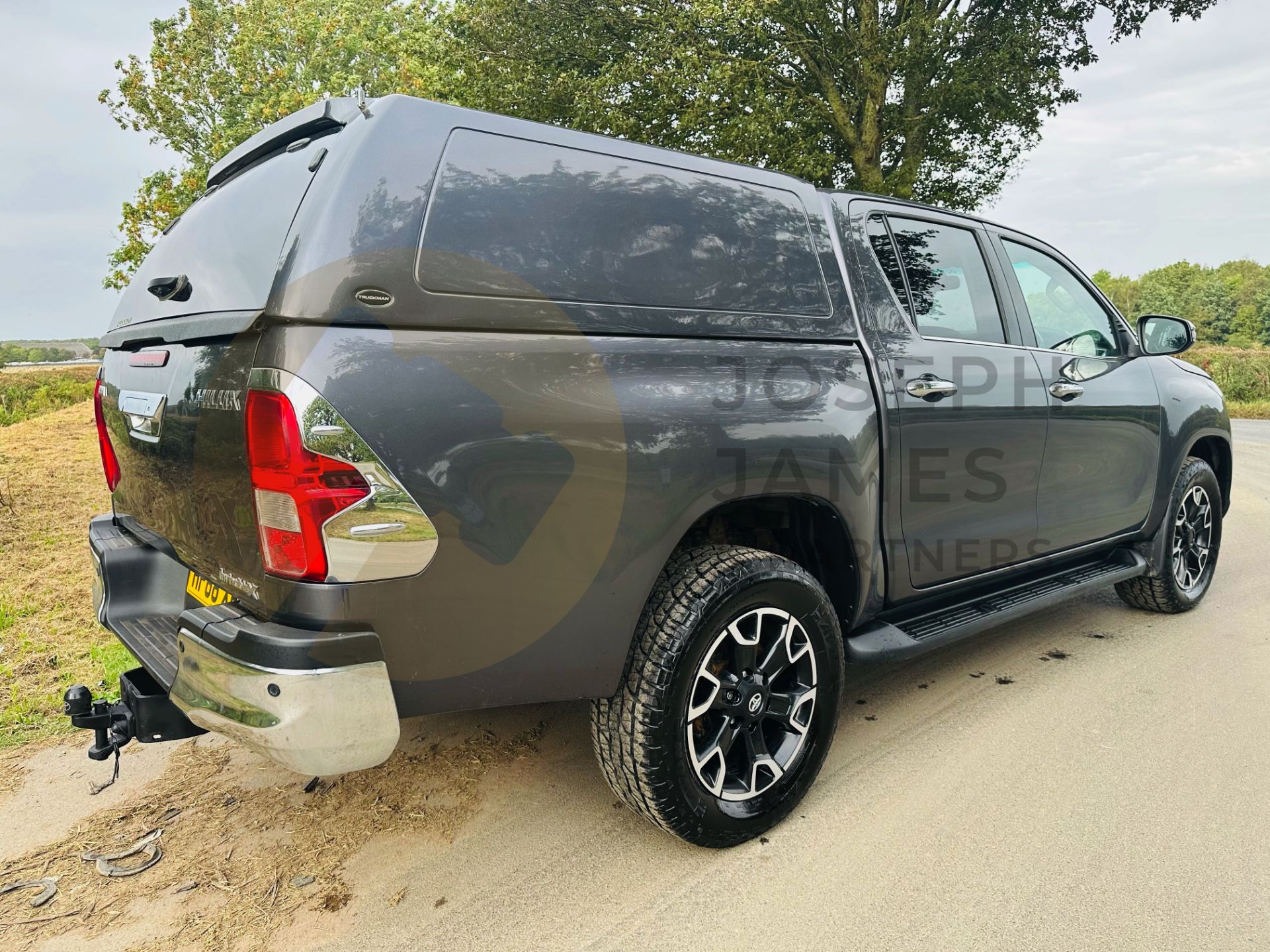 TOYOTA HILUX *INVINCIBLE X* DOUBLE CAB PICK-UP (2019 - EURO 6) D-4D - AUTO STOP/START *MEGA SPEC* - Image 12 of 37