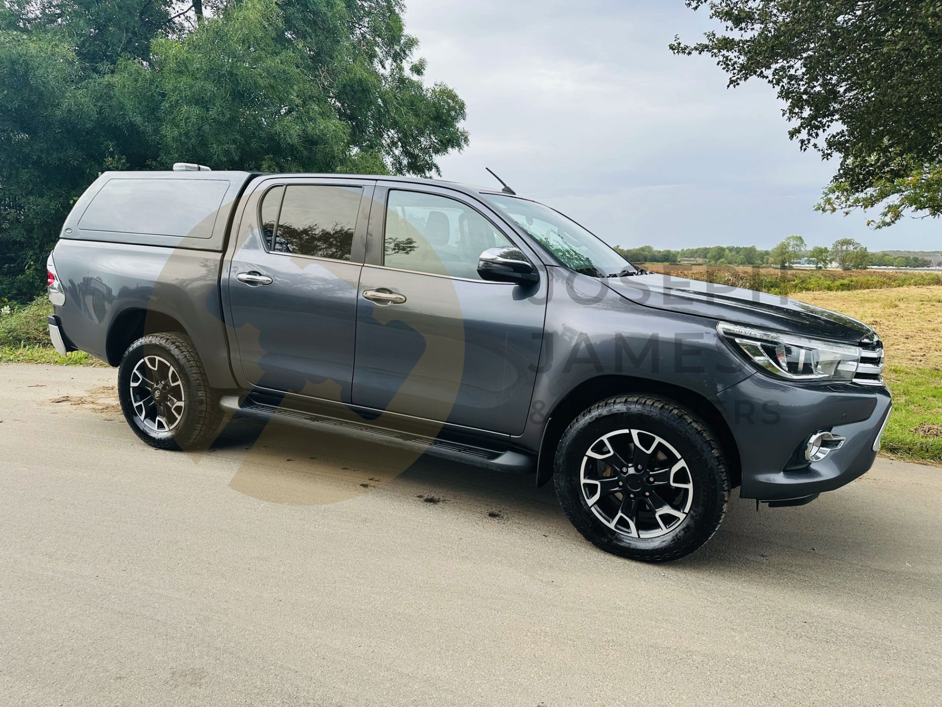 TOYOTA HILUX *INVINCIBLE X* DOUBLE CAB PICK-UP (2019 - EURO 6) D-4D - AUTO STOP/START *MEGA SPEC*