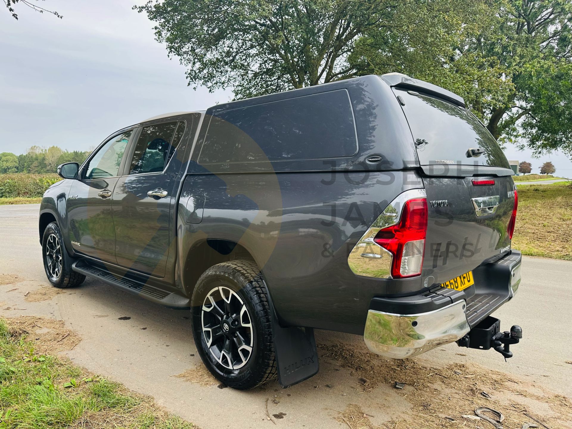 TOYOTA HILUX *INVINCIBLE X* DOUBLE CAB PICK-UP (2019 - EURO 6) D-4D - AUTO STOP/START *MEGA SPEC* - Image 8 of 37