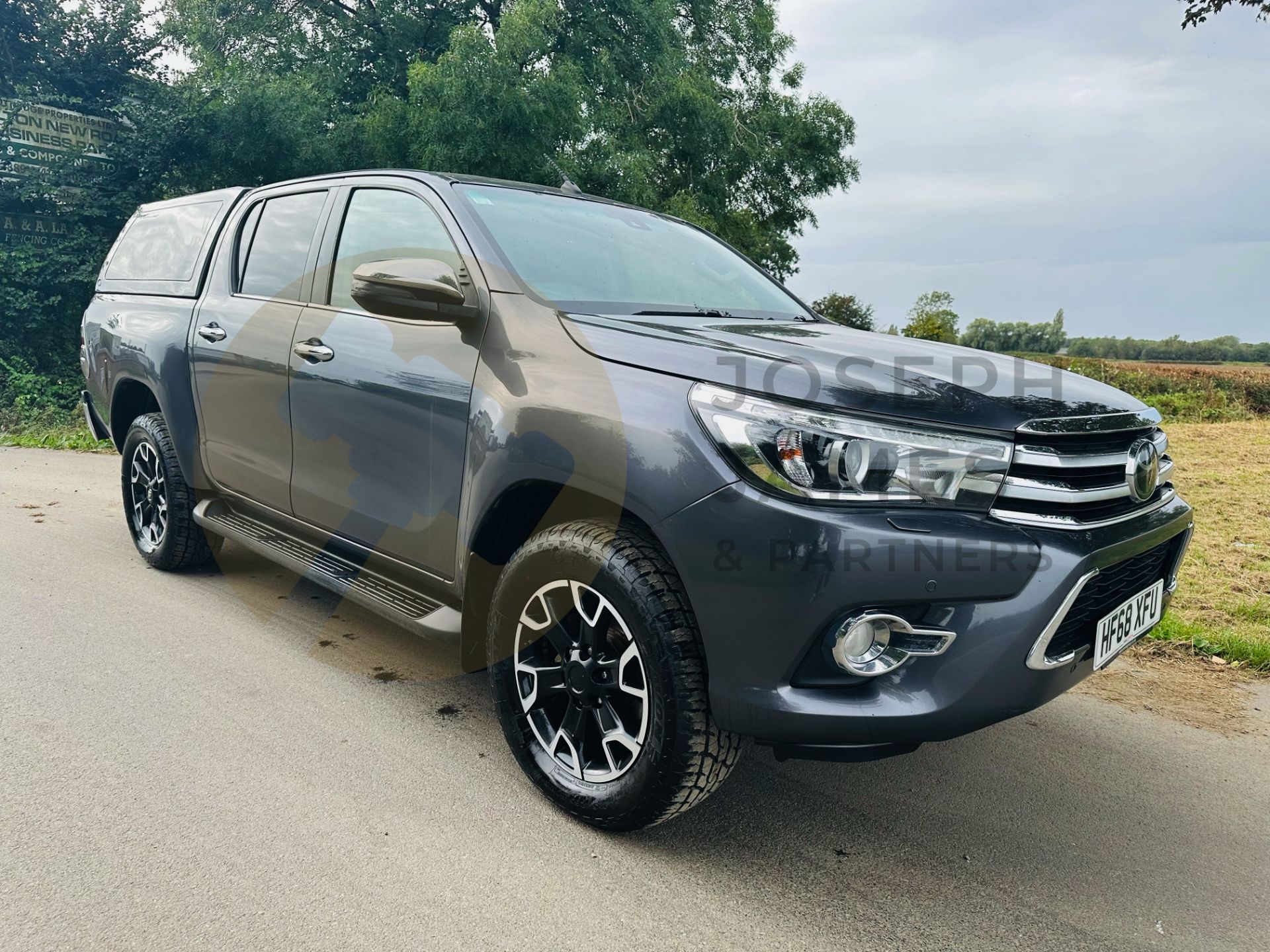 TOYOTA HILUX *INVINCIBLE X* DOUBLE CAB PICK-UP (2019 - EURO 6) D-4D - AUTO STOP/START *MEGA SPEC* - Image 2 of 37