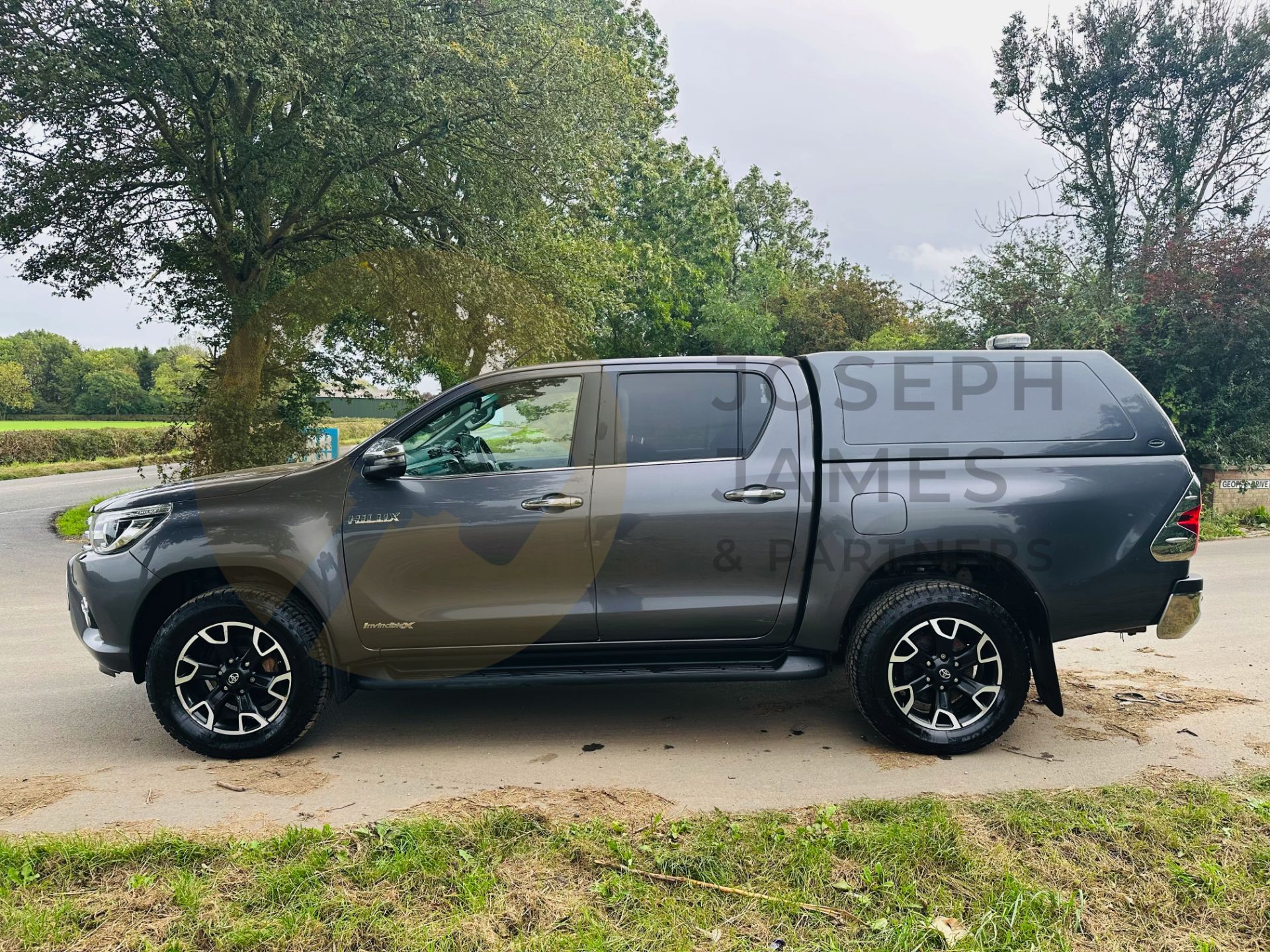 TOYOTA HILUX *INVINCIBLE X* DOUBLE CAB PICK-UP (2019 - EURO 6) D-4D - AUTO STOP/START *MEGA SPEC* - Image 6 of 37