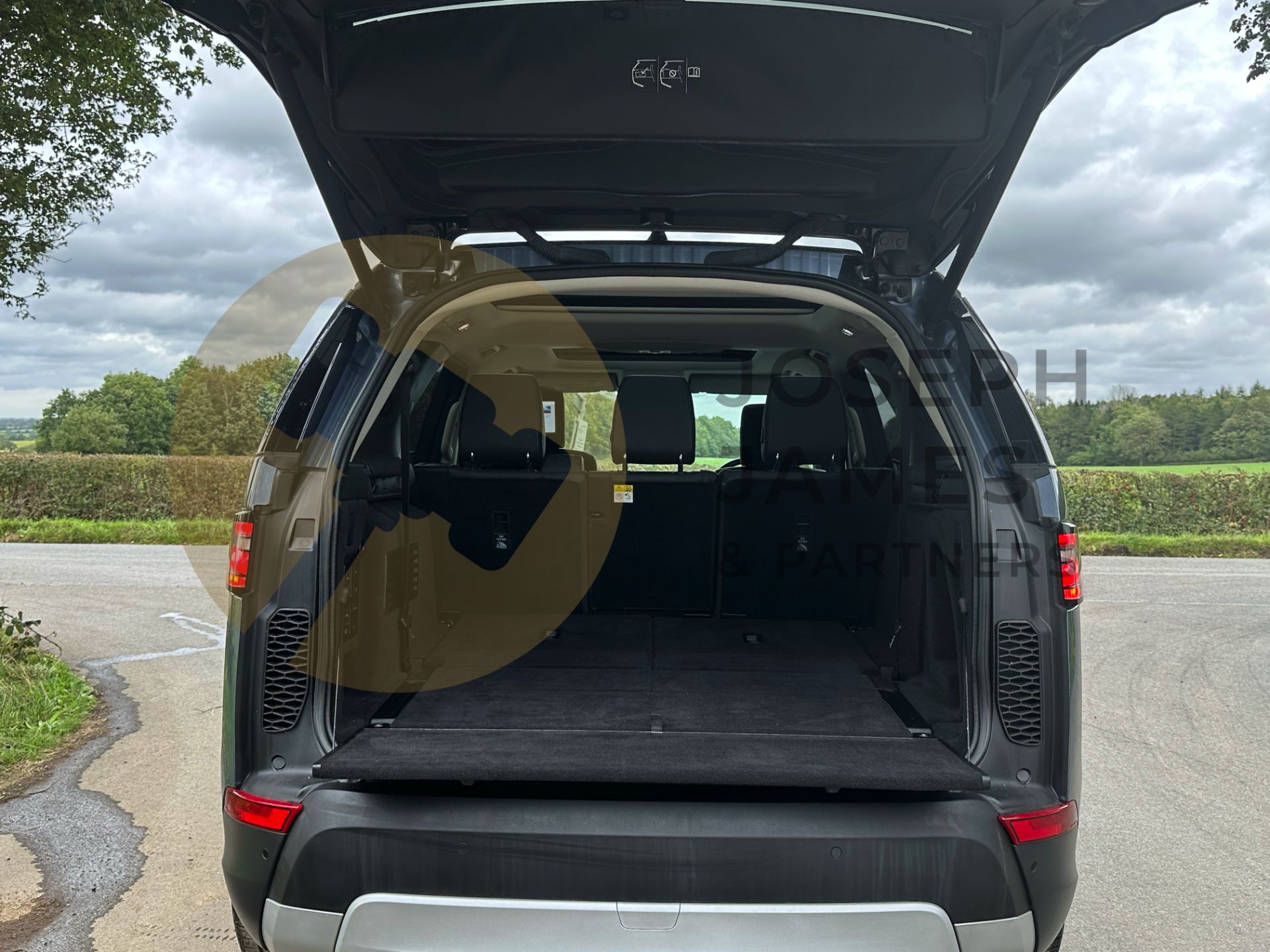 (ON SALE) LAND ROVER DISCOVERY 5 *HSE LUXURY* 7 SEATER SUV (2018 - FACELIFT MODEL) (LOW MILEAGE) - Image 31 of 66