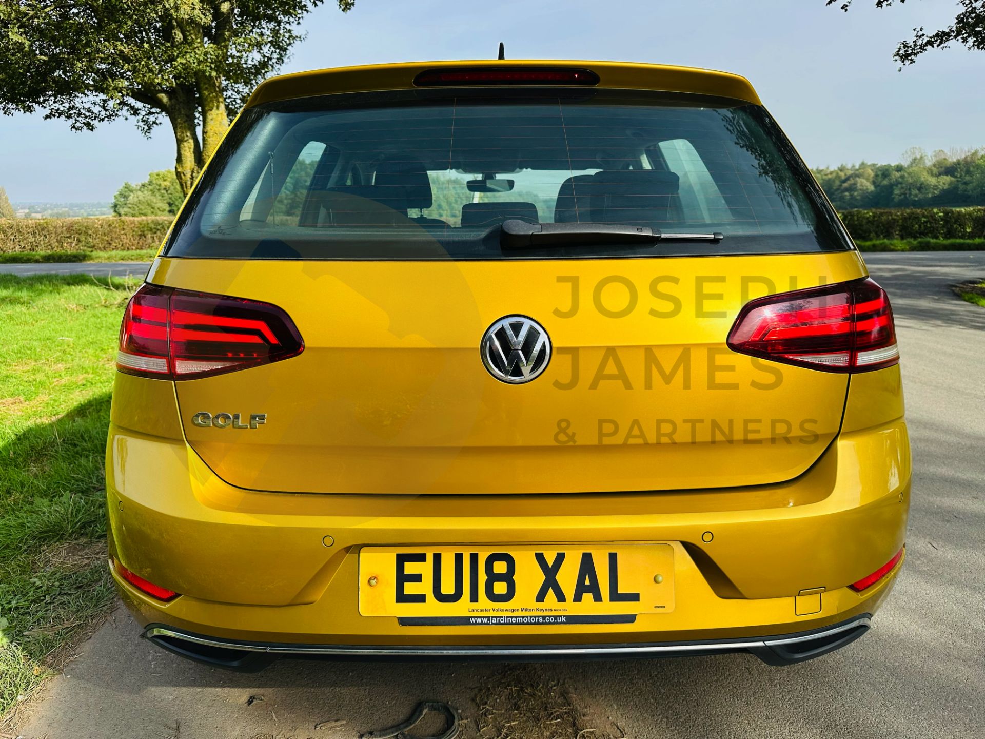 (ON SALE) VOLKSWAGEN GOLF 1.6TDI SE NAV 5 DOOR HATCHBACK - 18 REG 1 OWNER FROM NEW -SAT NAV -AIR CON - Image 11 of 43