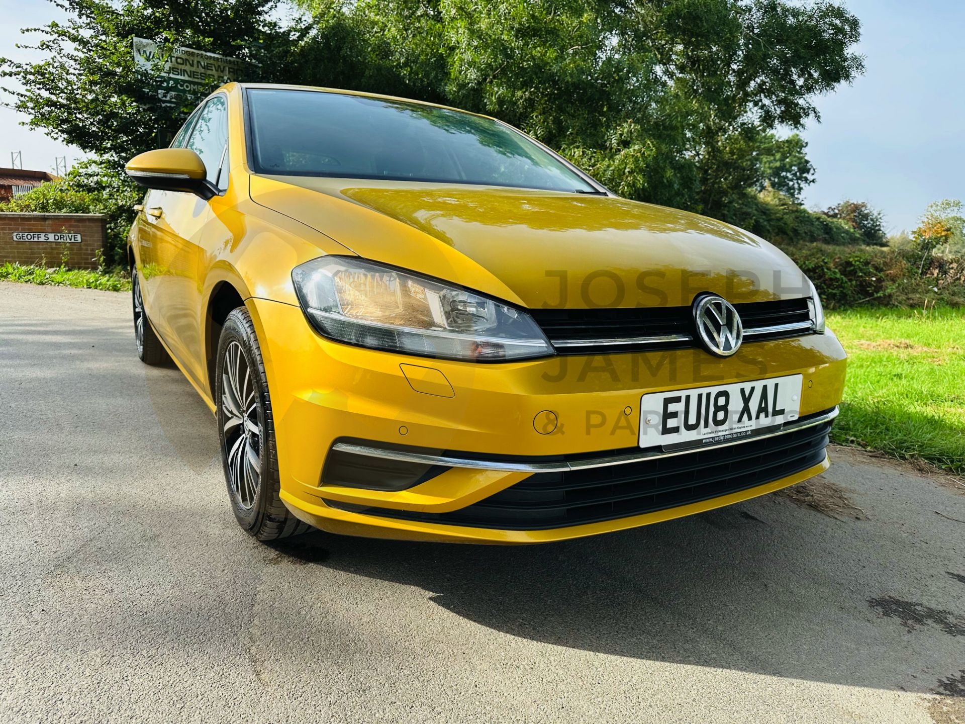 (ON SALE) VOLKSWAGEN GOLF 1.6TDI SE NAV 5 DOOR HATCHBACK - 18 REG 1 OWNER FROM NEW -SAT NAV -AIR CON - Image 3 of 43