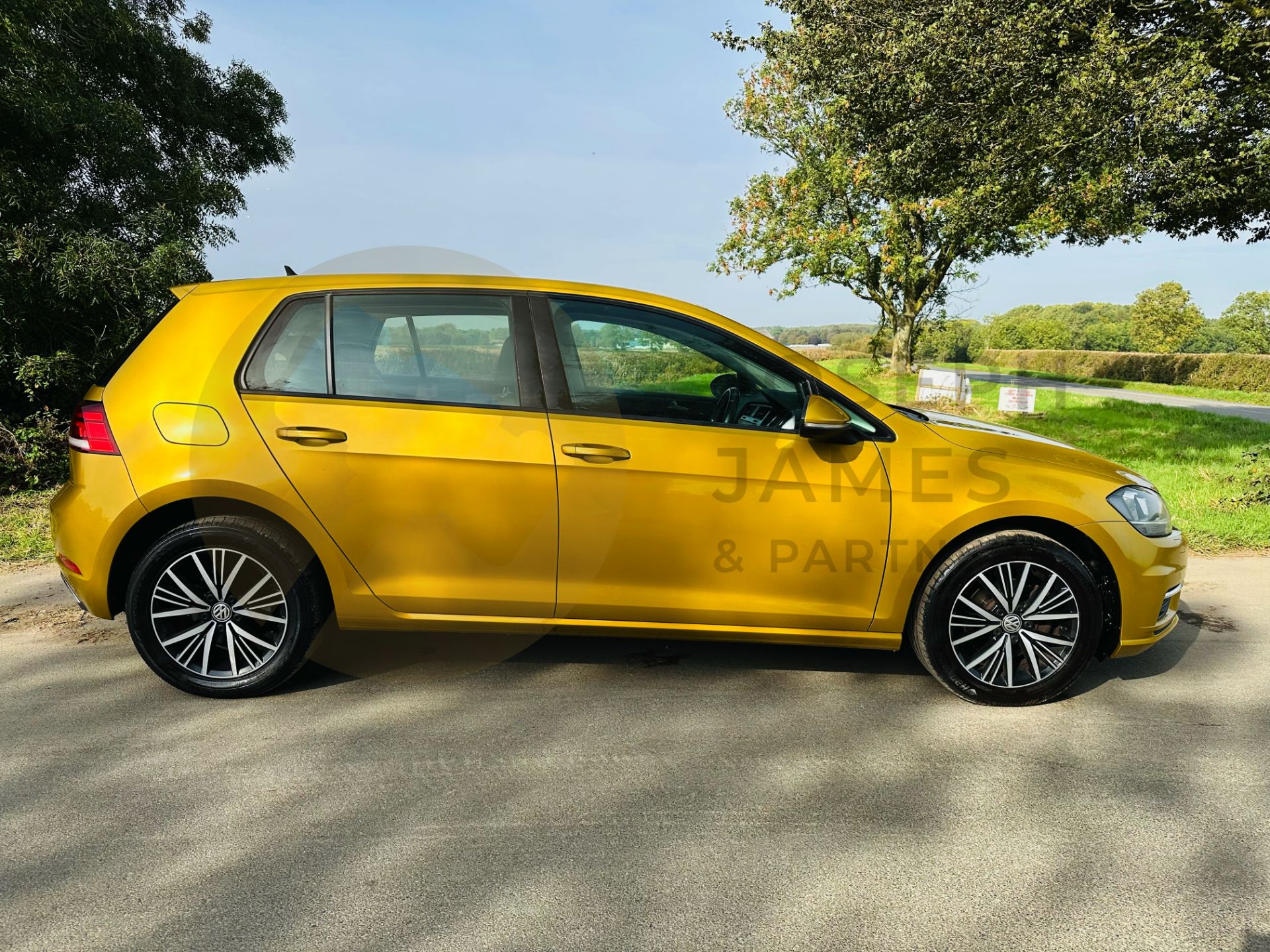 (ON SALE) VOLKSWAGEN GOLF 1.6TDI SE NAV 5 DOOR HATCHBACK - 18 REG 1 OWNER FROM NEW -SAT NAV -AIR CON - Image 15 of 43