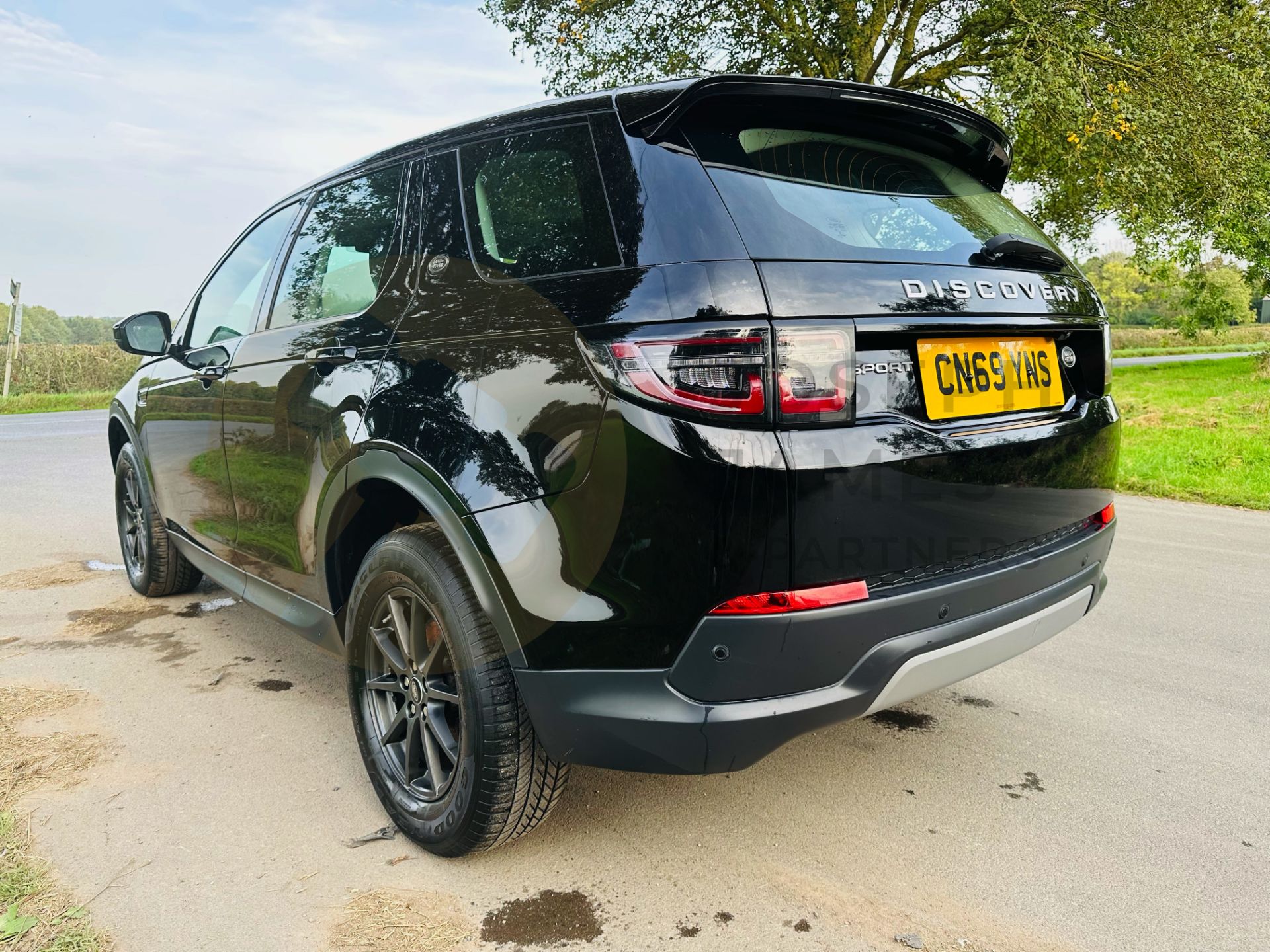 ON SALE LAND ROVER DISCOVERY SPORT (69 REG) - *2020 FACELIFT MODEL* - 1 OWNER FROM NEW - Image 11 of 39