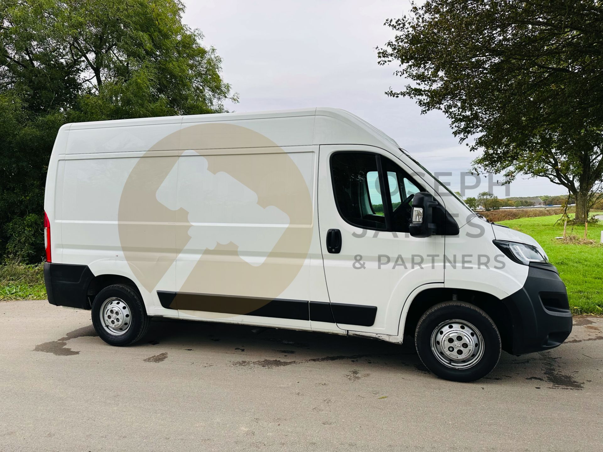 PEUGEOT BOXER 2.2 BLUE-HDI (140) "PROFESSIONAL" 2021 MODEL - ONLY 42K MILES - SAT NAV - AIR CON