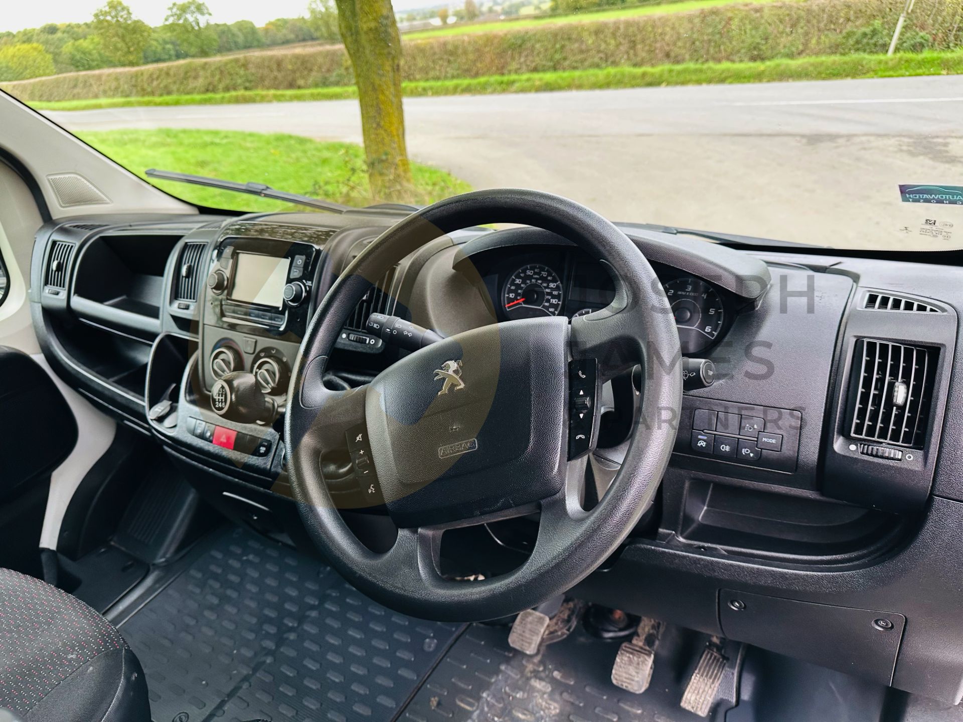 PEUGEOT BOXER 2.2 BLUE-HDI (140) "PROFESSIONAL" 2021 MODEL - ONLY 42K MILES - SAT NAV - AIR CON - Image 20 of 32