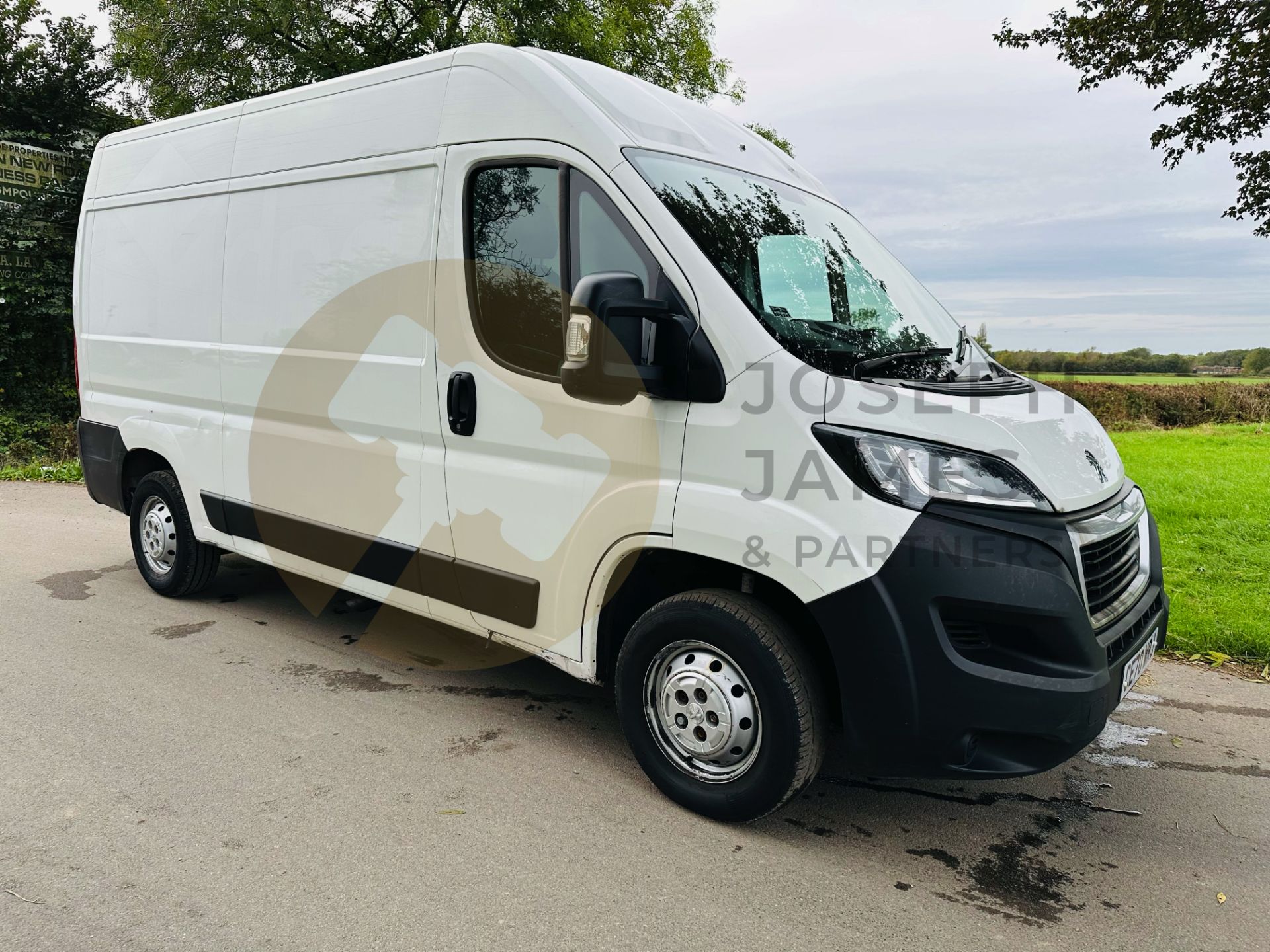 PEUGEOT BOXER 2.2 BLUE-HDI (140) "PROFESSIONAL" 2021 MODEL - ONLY 42K MILES - SAT NAV - AIR CON - Image 2 of 32