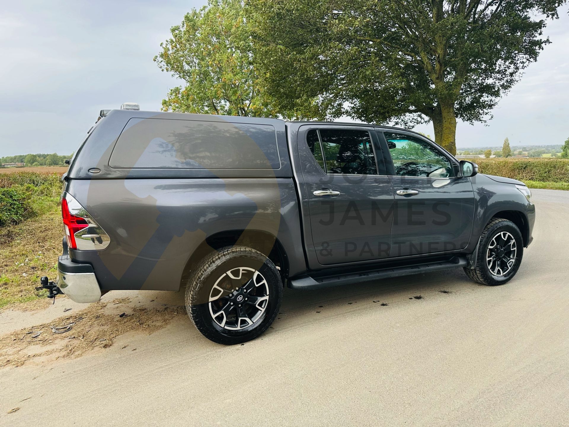 (On Sale) TOYOTA HILUX *INVINCIBLE X* D/CAB PICK-UP (68 REG - EURO 6) D-4D - STOP/START *MEGA SPEC* - Image 13 of 37