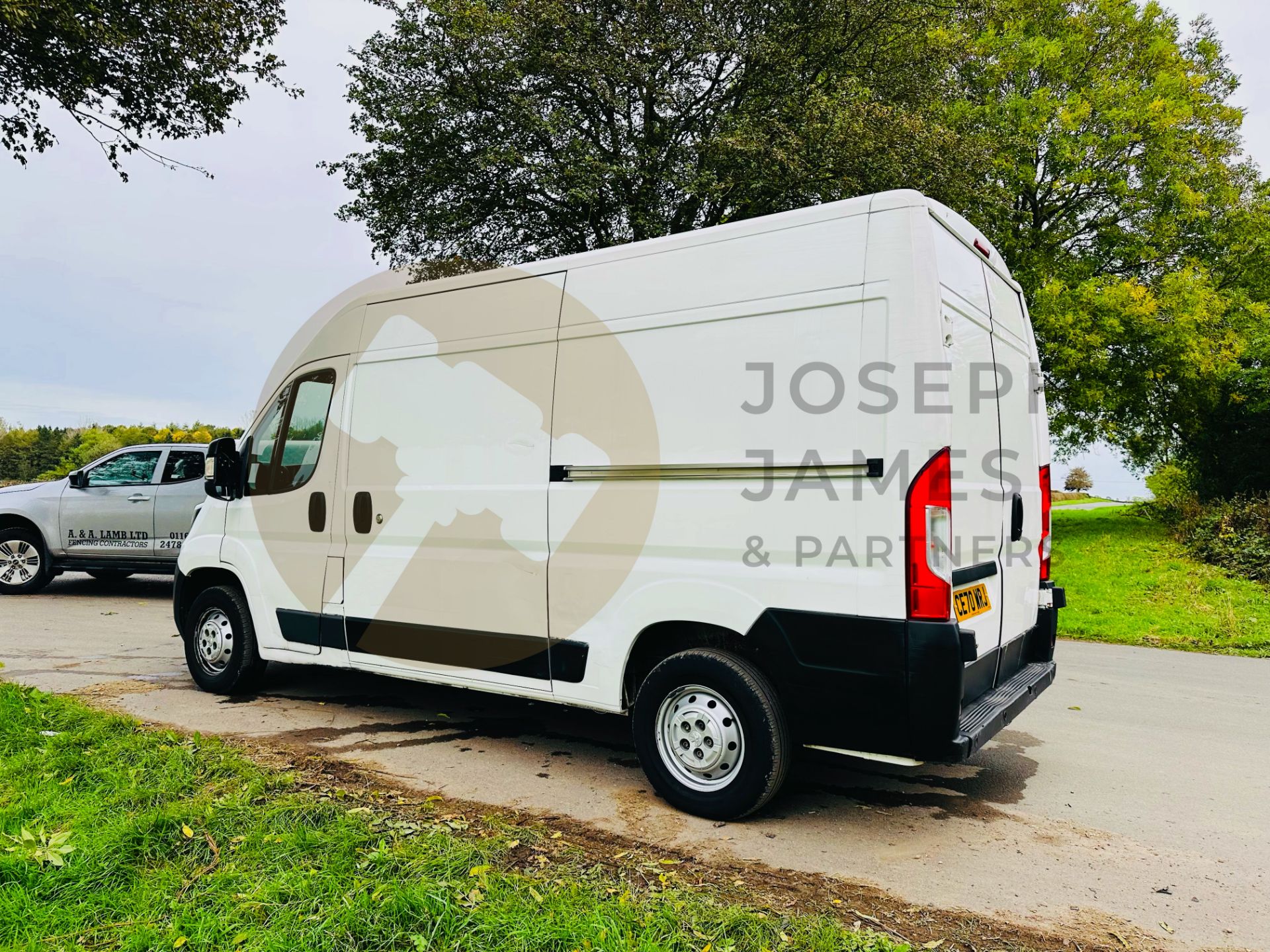 PEUGEOT BOXER 2.2 BLUE-HDI (140) "PROFESSIONAL" 2021 MODEL - ONLY 42K MILES - SAT NAV - AIR CON - Image 8 of 32