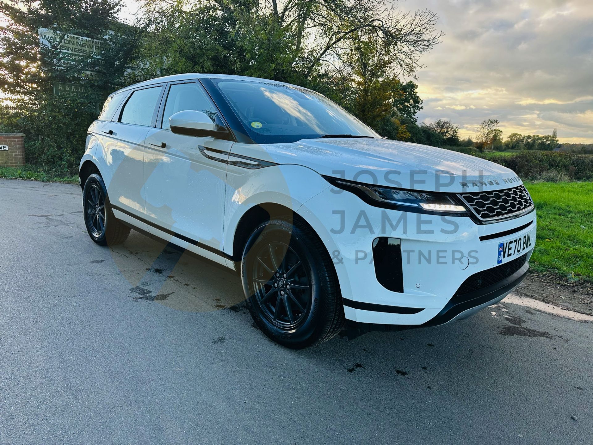 RANGE ROVER EVOQUE *5 DOOR SUV* (2021 - FACELIFT MODEL) 2.0 D150 - AUTO STOP/START *MASSIVE SPEC* - Image 2 of 38