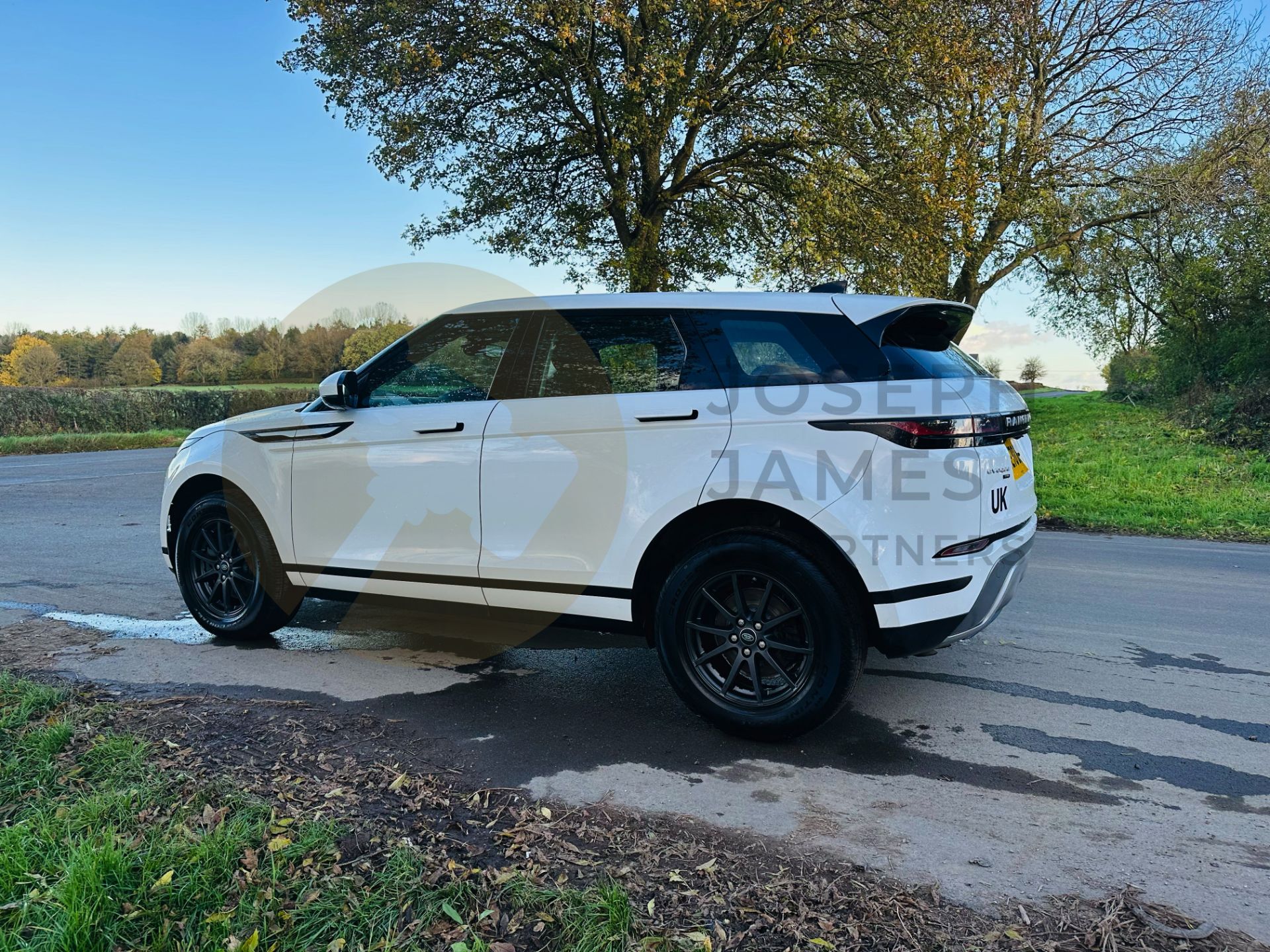 RANGE ROVER EVOQUE *5 DOOR SUV* (2021 - FACELIFT MODEL) 2.0 D150 - AUTO STOP/START *MASSIVE SPEC* - Image 9 of 38