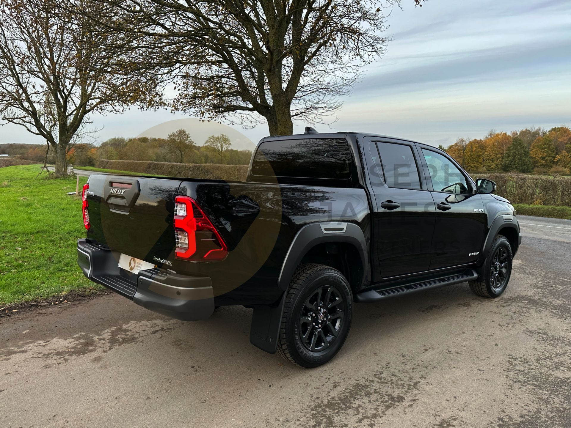 TOYOTA HILUX *INVINCIBLE X* DOUBLE CAB PICK-UP (2023-73 REG) '2.8 D-4D - AUTOMATIC' *DELIVERY MILES* - Image 12 of 57
