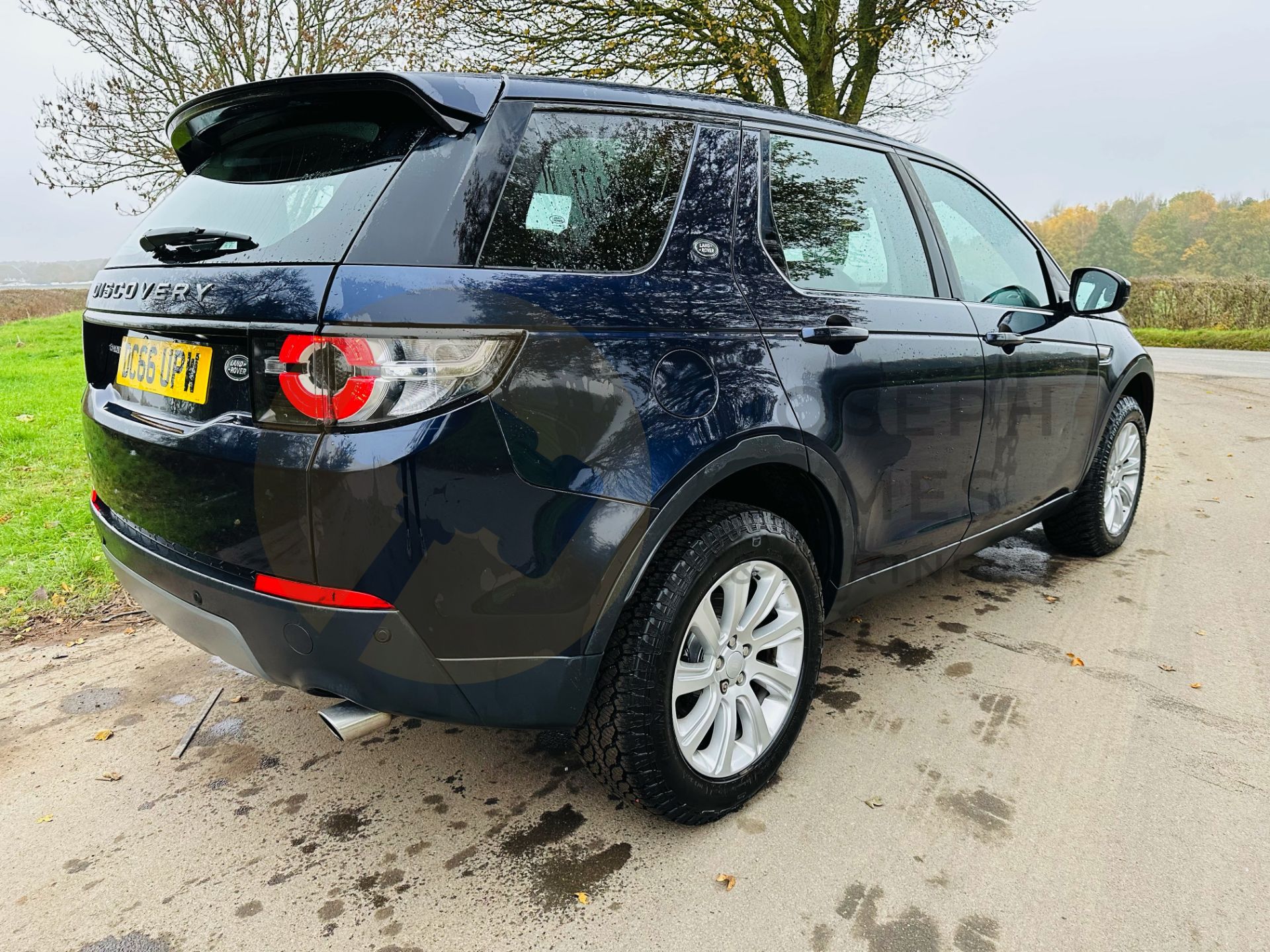 (ON SALE) LAND ROVER DISCOVERY SPORT *SE TECH* 2017 MODEL - FULL SERVICE HISTORY -1 OWNER - NO VAT!! - Image 14 of 43