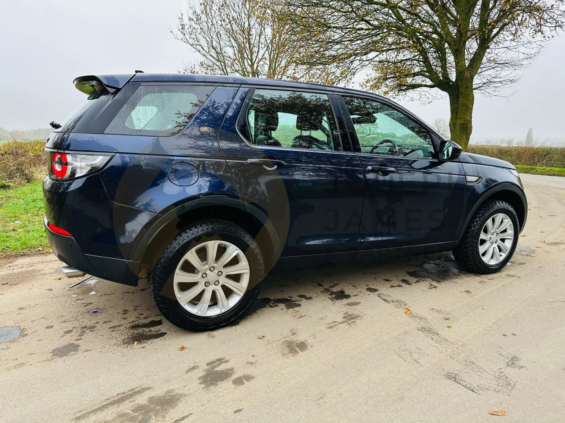 (ON SALE) LAND ROVER DISCOVERY SPORT *SE TECH* 2017 MODEL - FULL SERVICE HISTORY -1 OWNER - NO VAT!! - Image 15 of 43