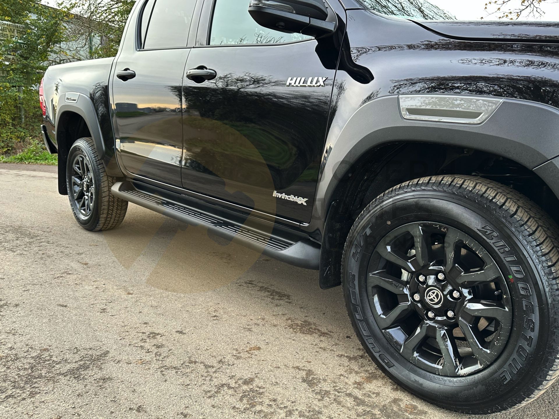 TOYOTA HILUX *INVINCIBLE X* DOUBLE CAB PICK-UP (2023-73 REG) '2.8 D-4D - AUTOMATIC' *DELIVERY MILES* - Image 17 of 57
