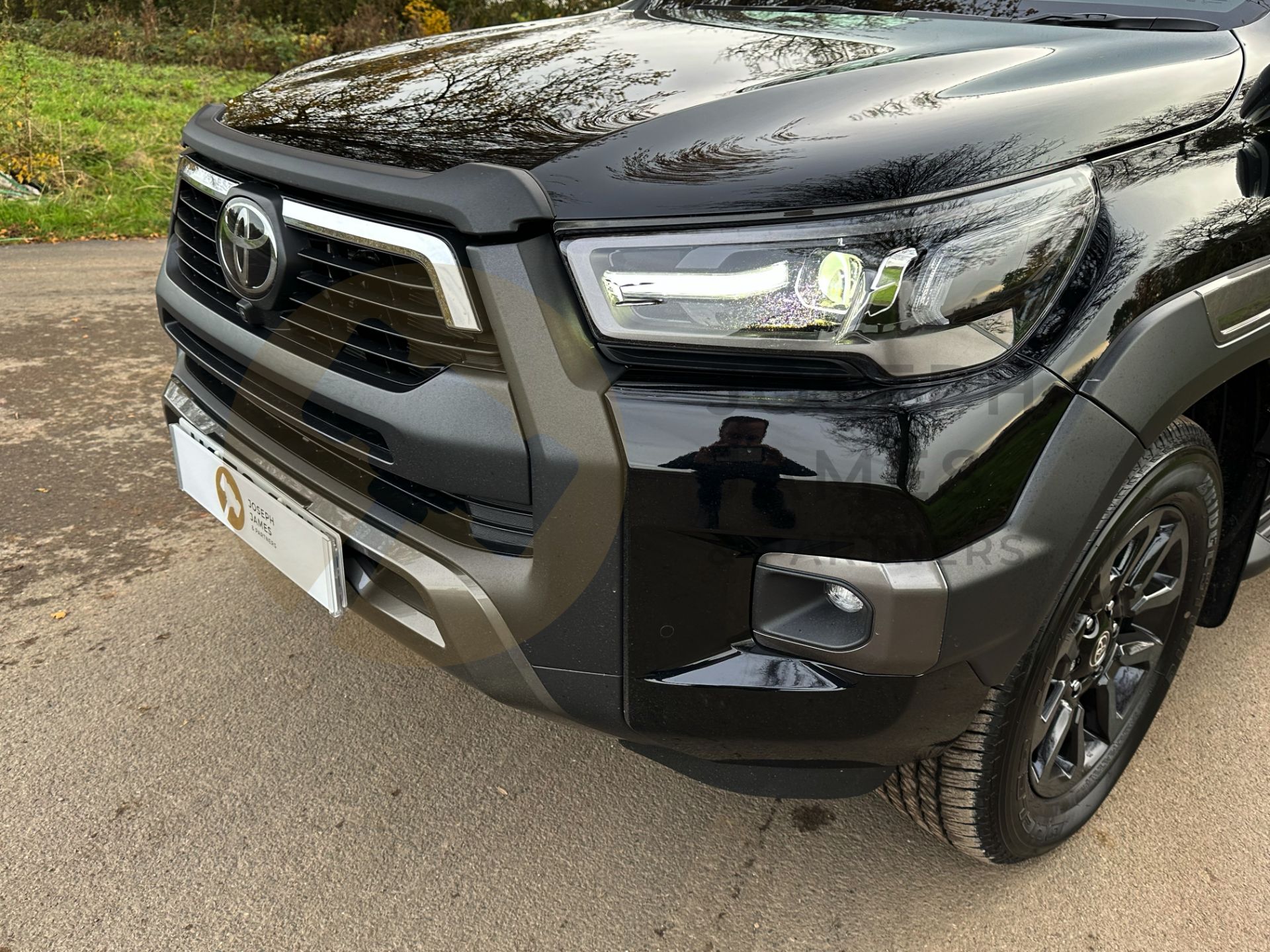 TOYOTA HILUX *INVINCIBLE X* DOUBLE CAB PICK-UP (2023-73 REG) '2.8 D-4D - AUTOMATIC' *DELIVERY MILES* - Image 19 of 57