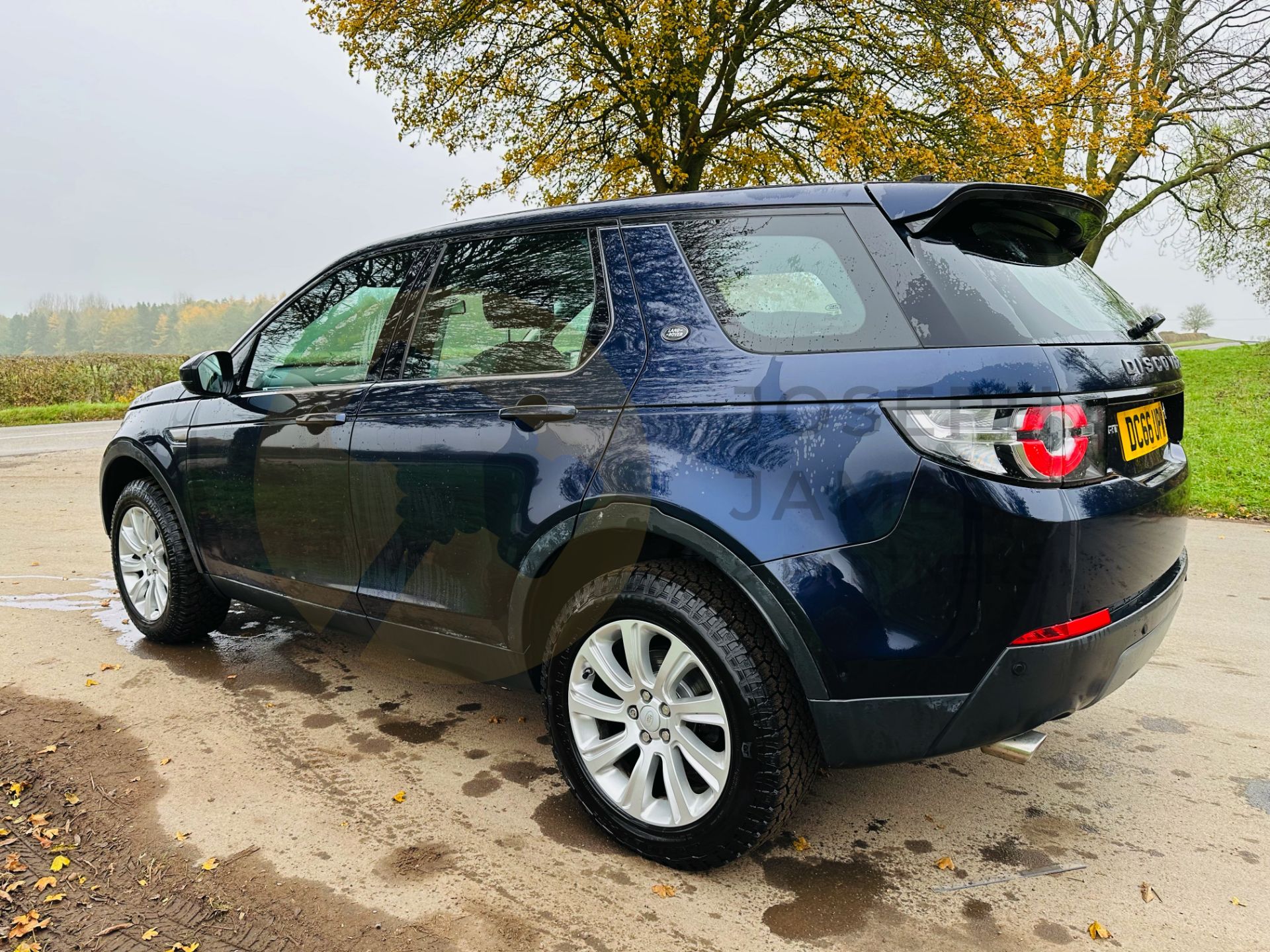 (ON SALE) LAND ROVER DISCOVERY SPORT *SE TECH* 2017 MODEL - FULL SERVICE HISTORY -1 OWNER - NO VAT!! - Image 10 of 43