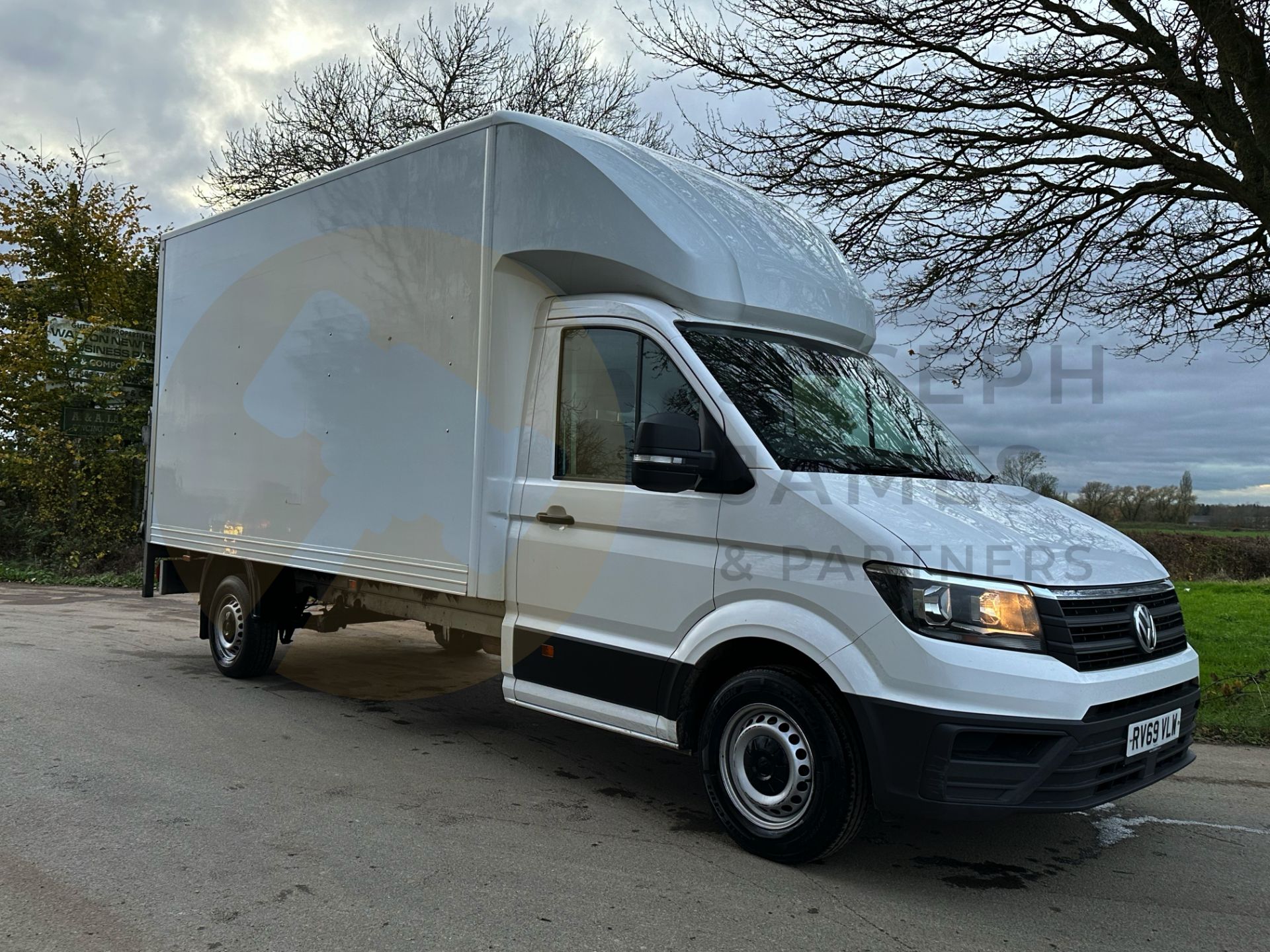 (ON SALE) VOLKSWAGEN CRAFTER CR35 *LUTON / BOX VAN* (2020 - EURO 6) 2.0 TDI - 6 SPEED *TAIL-LIFT* - Image 3 of 38