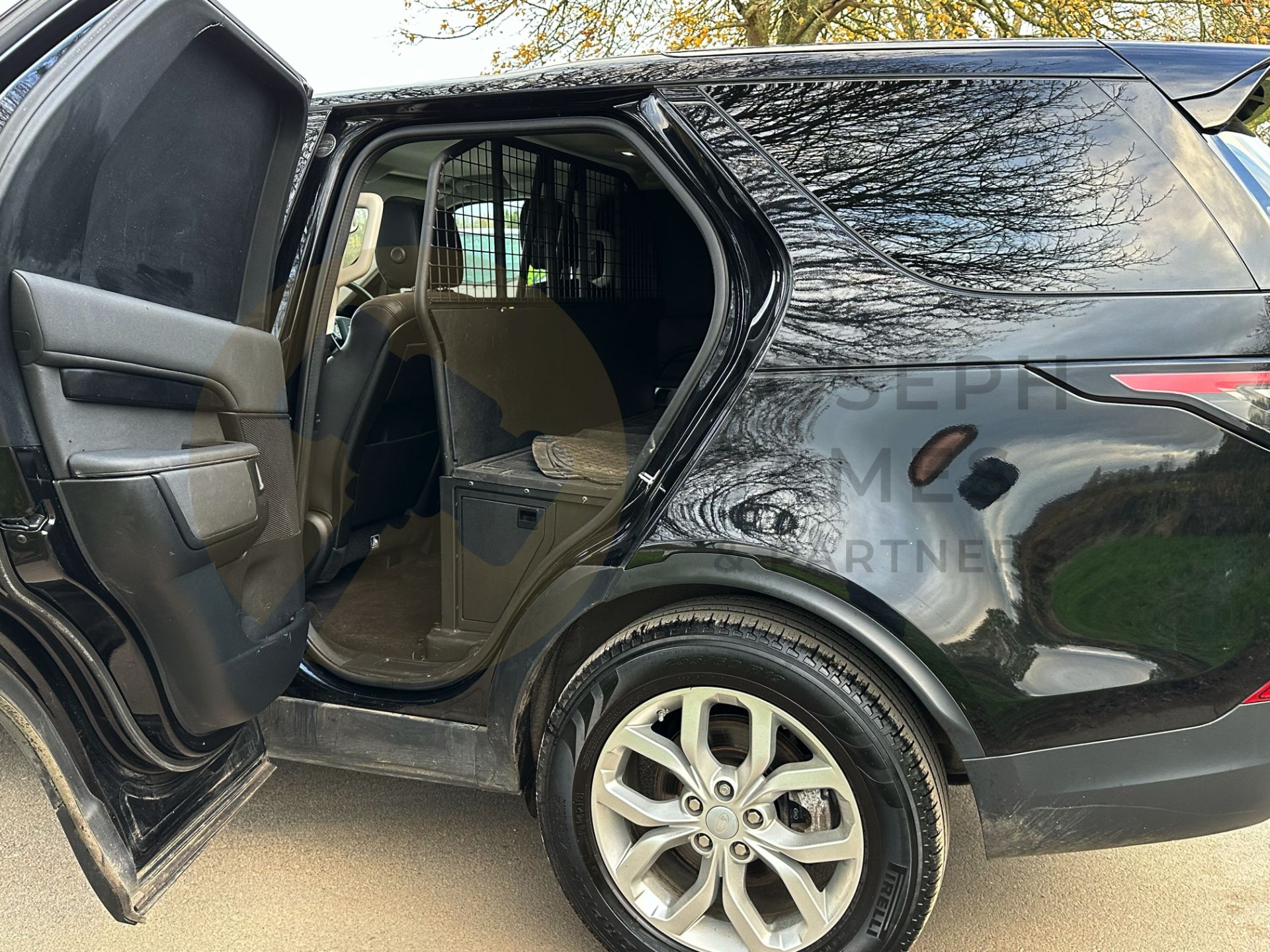 LAND ROVER DISCOVERY 5 *ALL NEW MODEL* (2021 - EURO 6) 8 SPEED AUTO (1 OWNER) *ONLY 19,000 MILES* - Image 26 of 50