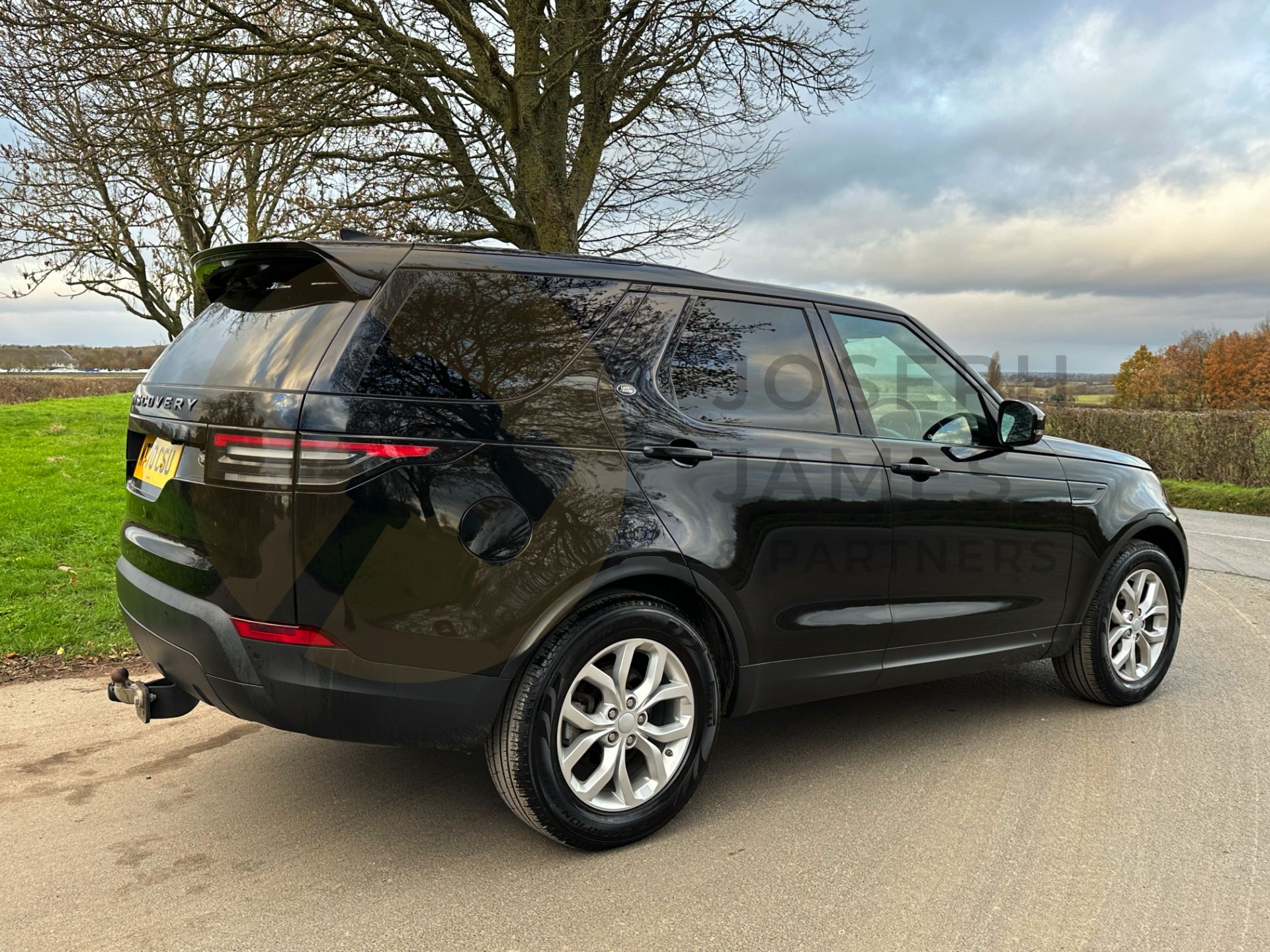 LAND ROVER DISCOVERY 5 *ALL NEW MODEL* (2021 - EURO 6) 8 SPEED AUTO (1 OWNER) *ONLY 19,000 MILES* - Image 13 of 50