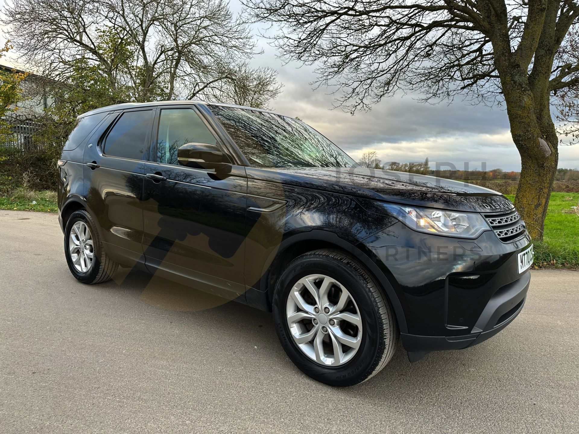 LAND ROVER DISCOVERY 5 *ALL NEW MODEL* (2021 - EURO 6) 8 SPEED AUTO (1 OWNER) *ONLY 19,000 MILES* - Image 3 of 50