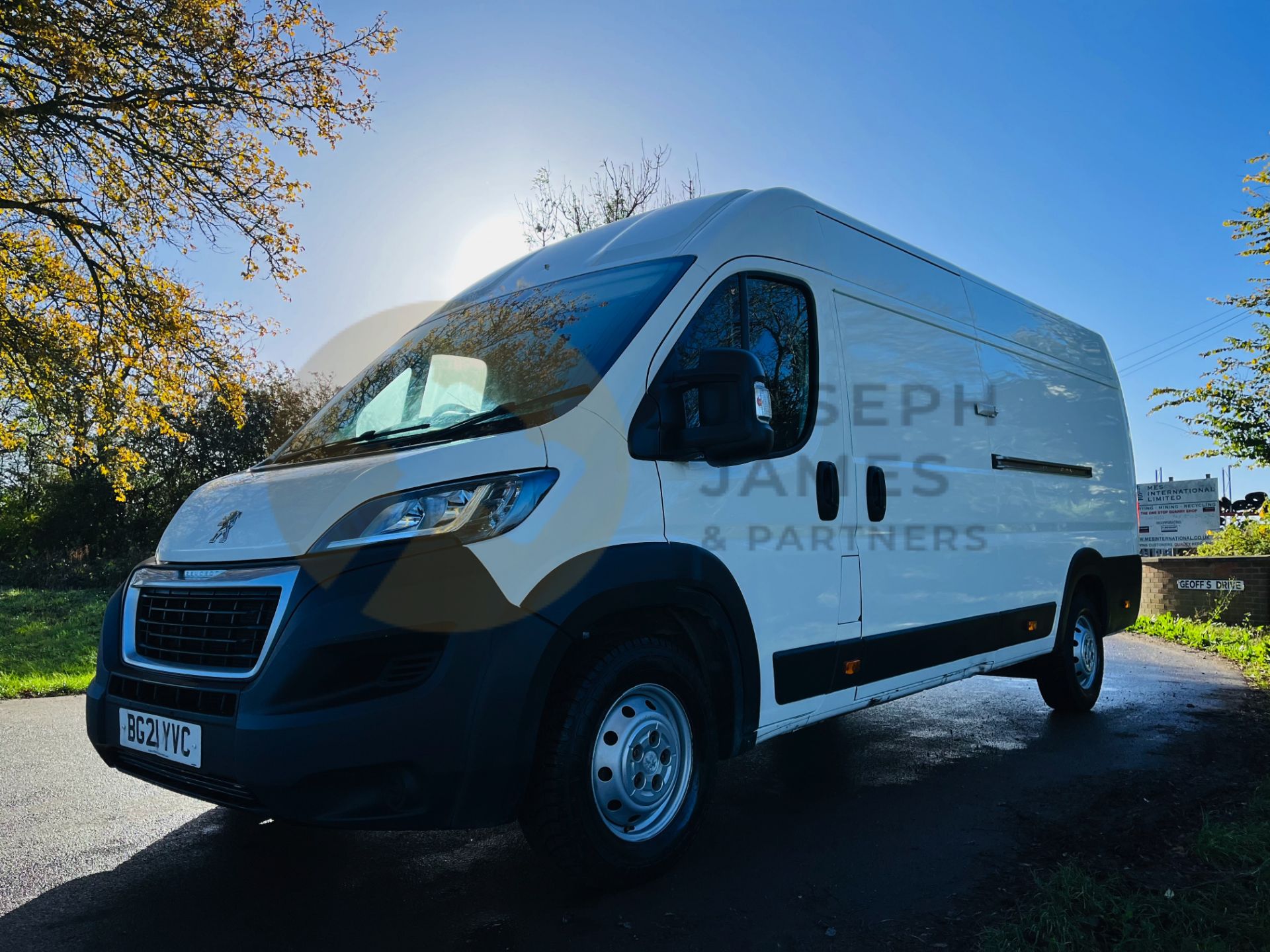(ON SALE) PEUGEOT BOXER 2.2 BLUE-HDI "PROFESSIONAL" LWB MAXI 435 (2021 MODEL) SAT NAV (AIR CON) - Image 5 of 22