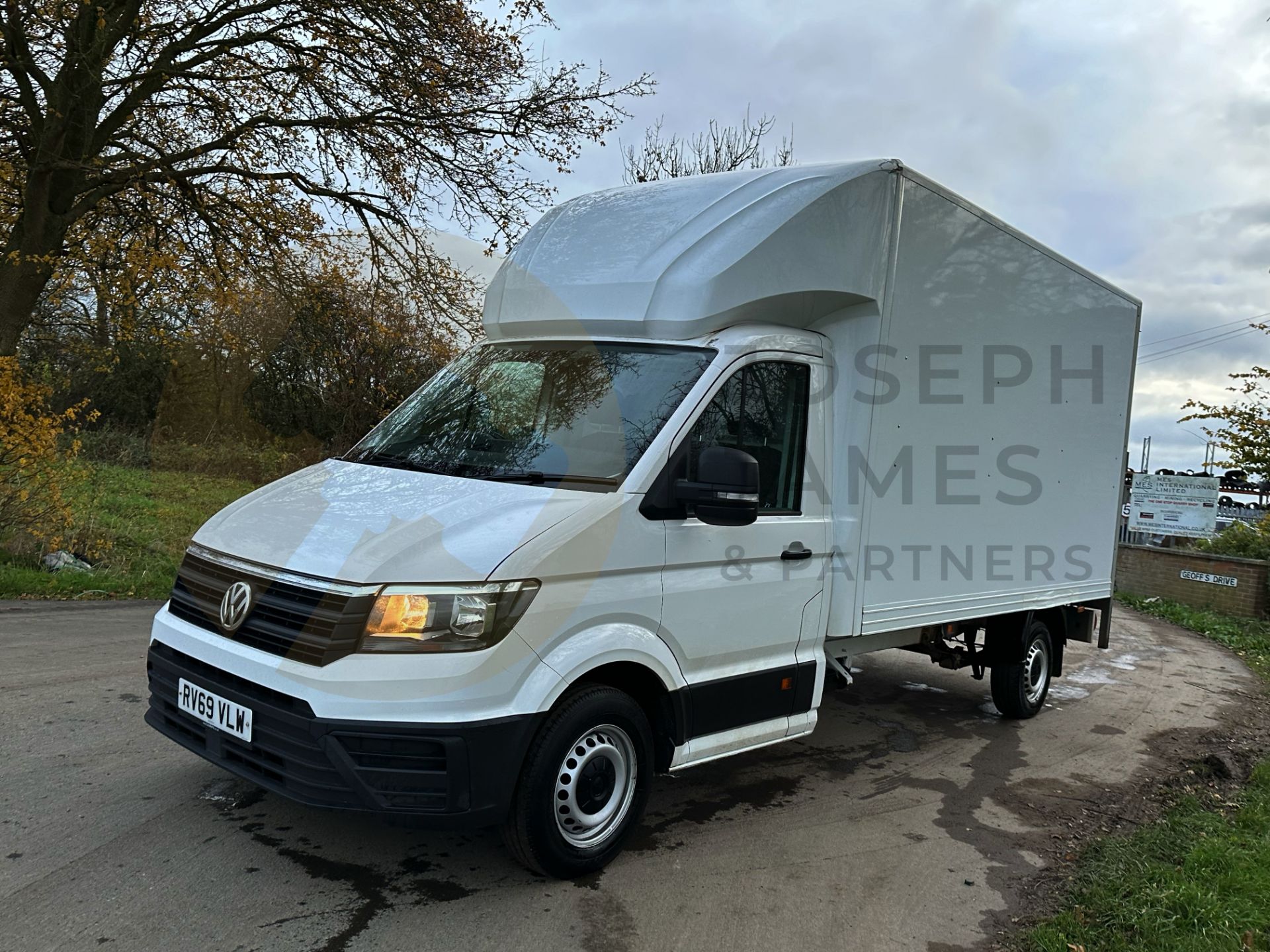 (ON SALE) VOLKSWAGEN CRAFTER CR35 *LUTON / BOX VAN* (2020 - EURO 6) 2.0 TDI - 6 SPEED *TAIL-LIFT* - Image 6 of 38