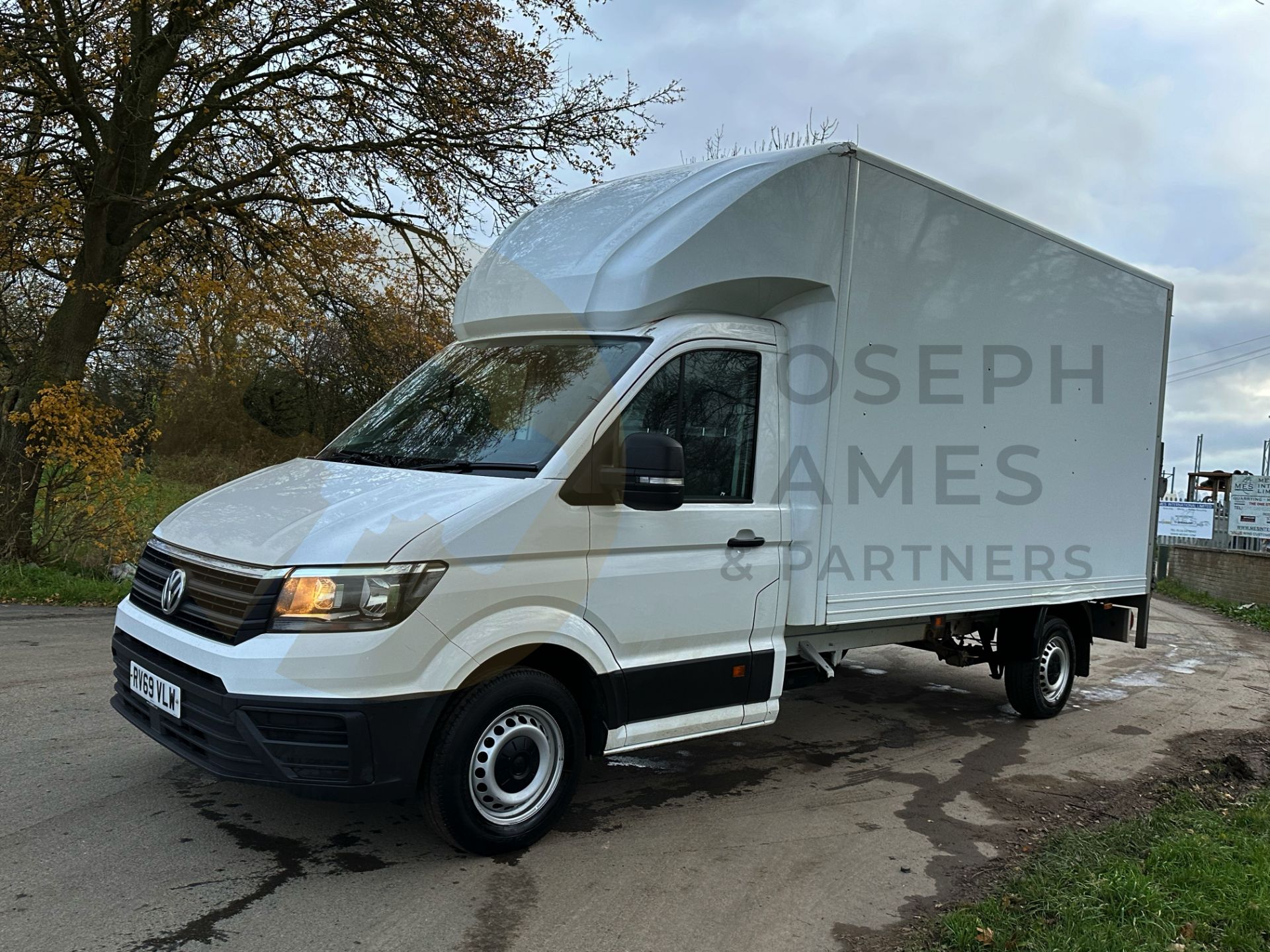 (ON SALE) VOLKSWAGEN CRAFTER CR35 *LUTON / BOX VAN* (2020 - EURO 6) 2.0 TDI - 6 SPEED *TAIL-LIFT* - Image 7 of 38