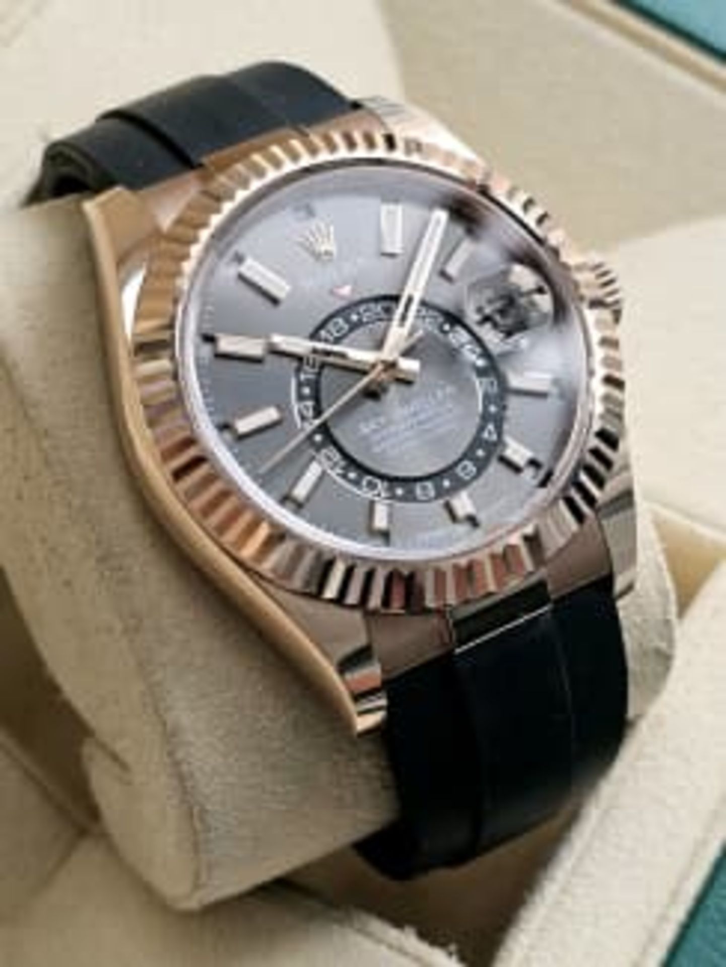 (ON SALE) ROLEX SKY-DWELLER *18CT EVEROSE GOLD - OYSTER-FLEX* (APRIL 2023 - UNWORN) *42MM SLATE GREY - Image 4 of 6