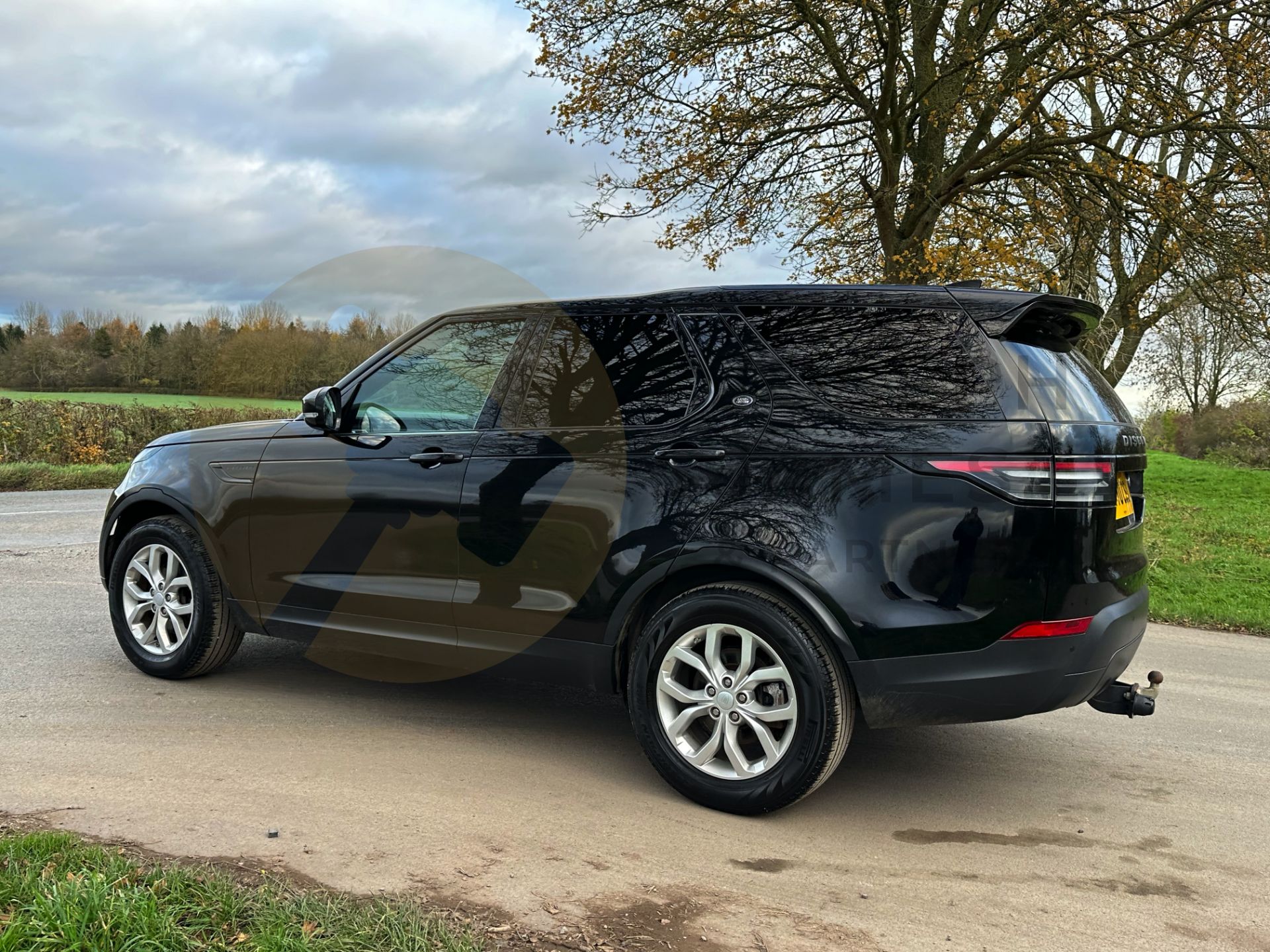 LAND ROVER DISCOVERY 5 *ALL NEW MODEL* (2021 - EURO 6) 8 SPEED AUTO (1 OWNER) *ONLY 19,000 MILES* - Image 9 of 50