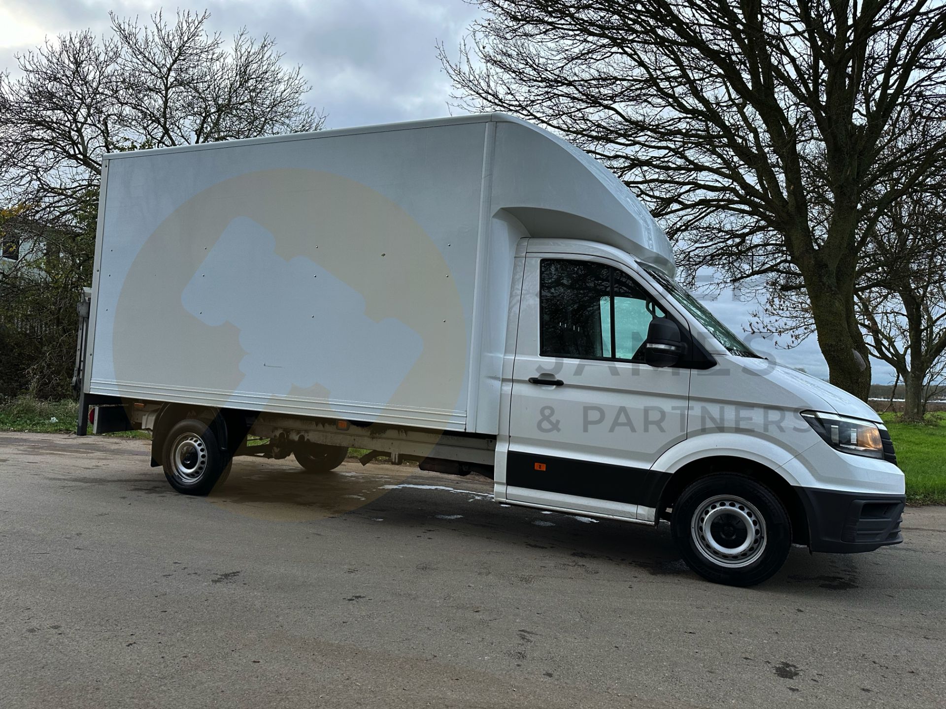 (ON SALE) VOLKSWAGEN CRAFTER CR35 *LUTON / BOX VAN* (2020 - EURO 6) 2.0 TDI - 6 SPEED *TAIL-LIFT* - Image 2 of 38