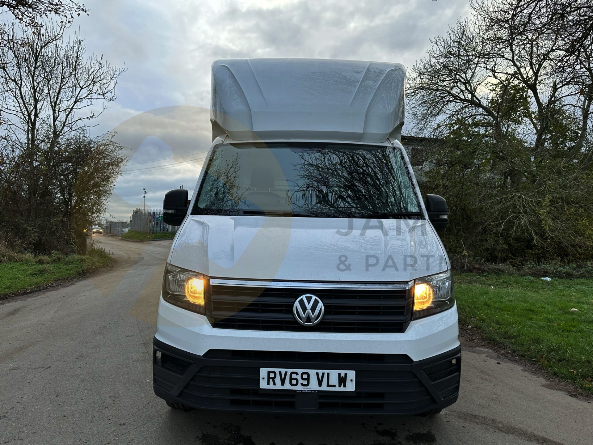 (ON SALE) VOLKSWAGEN CRAFTER CR35 *LUTON / BOX VAN* (2020 - EURO 6) 2.0 TDI - 6 SPEED *TAIL-LIFT* - Image 4 of 38