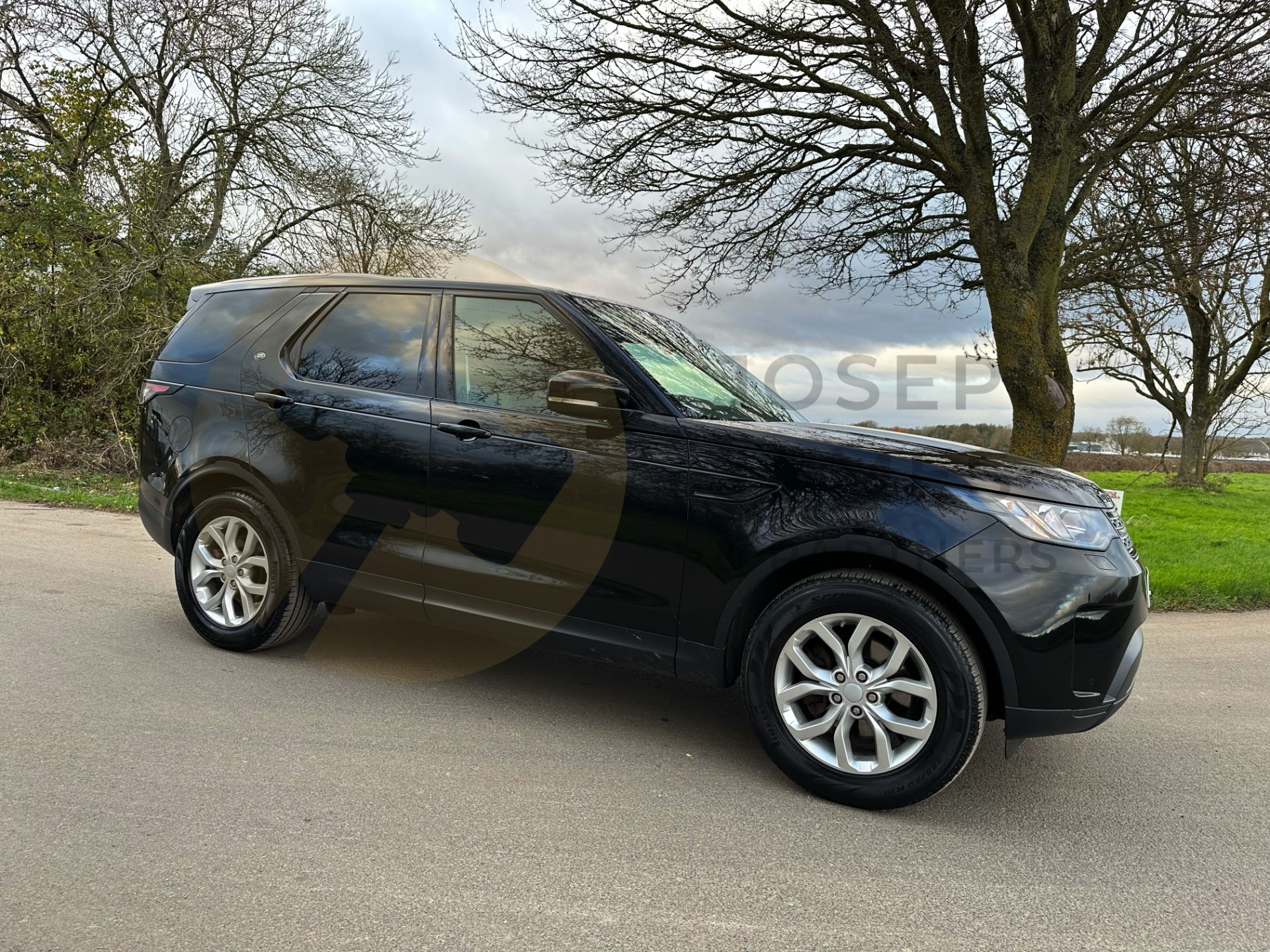 LAND ROVER DISCOVERY 5 *ALL NEW MODEL* (2021 - EURO 6) 8 SPEED AUTO (1 OWNER) *ONLY 19,000 MILES* - Image 2 of 50