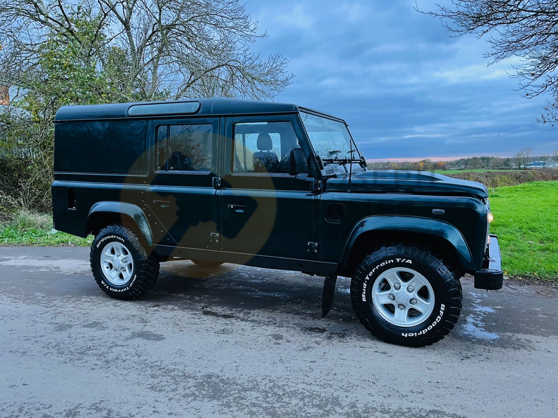 (ON SALE) LAND ROVER DEFENDER 110 2.2TDCI "COUNTY-UTILITY WAGON" (2016 MODEL) 37000 MILES LR HISTORY