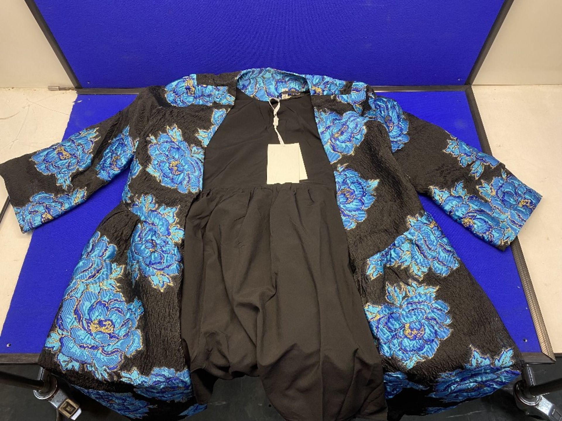 Approximately 140 x Various Pieces of Ex-Display Ladies Clothing & Shoes/Sandals | RRP £4,500 - Image 31 of 42